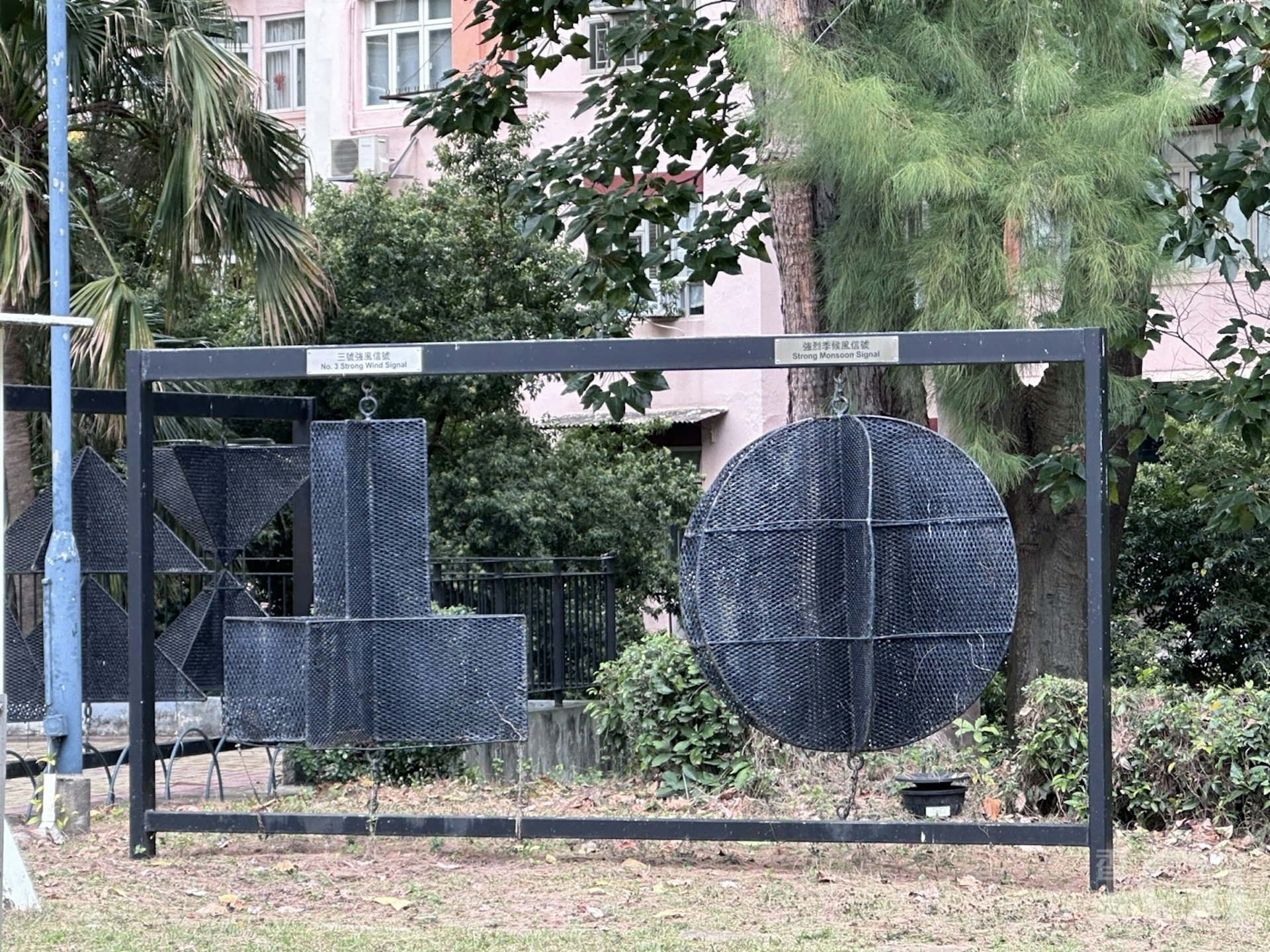 俗稱「黑球」的強烈季候風信號(右)生效時,代表本港普遍吹強風,風力等同3號風球(左)。(資料圖片)