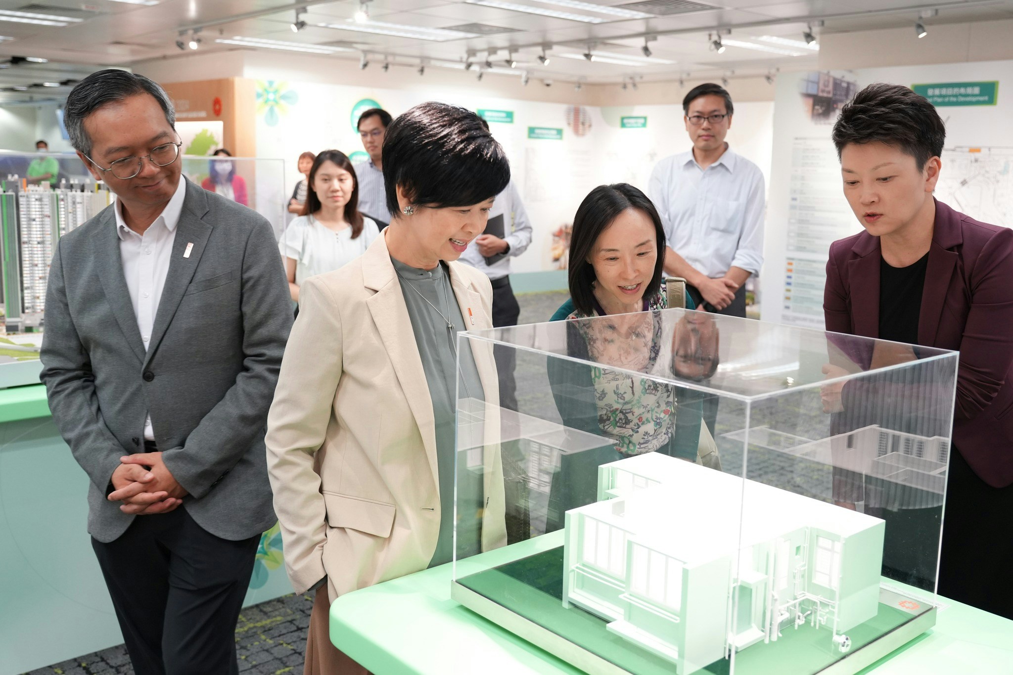 觀塘綠置居售樓處的「綠置居2024」銷售展覽7月10日起開放，房屋局局長何永賢早前到場了解籌備工作，參觀項目模型。（何永賢Facebook圖片）