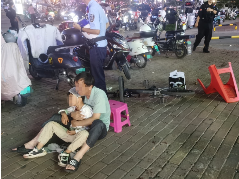 雲南8歲童遭醉漢用膠凳砸中頭部　或需做開顱手術　傷人者被刑拘