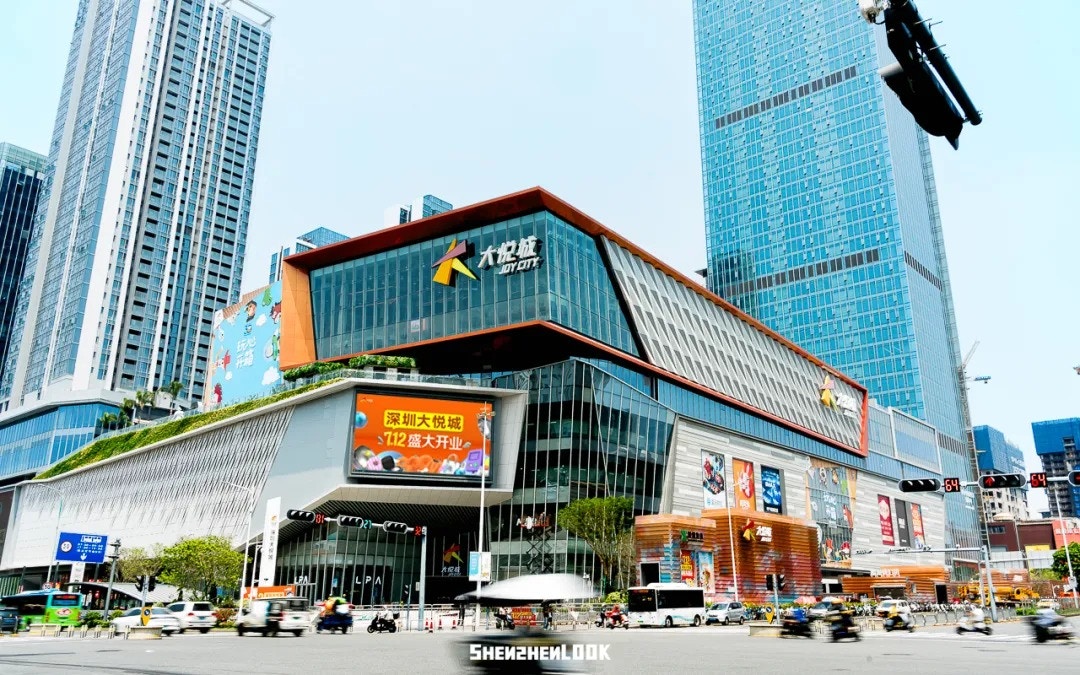 深圳即將解鎖一座生活新地標——「深圳大悦城」。佔地25萬平方米，深圳大悦城不是傳統意義上的購物中心，而是一個融合了藝術、社交、自然與潮流的複合生活空間，為周邊生活解鎖更多可能。（ShenzhenLOOK提供）