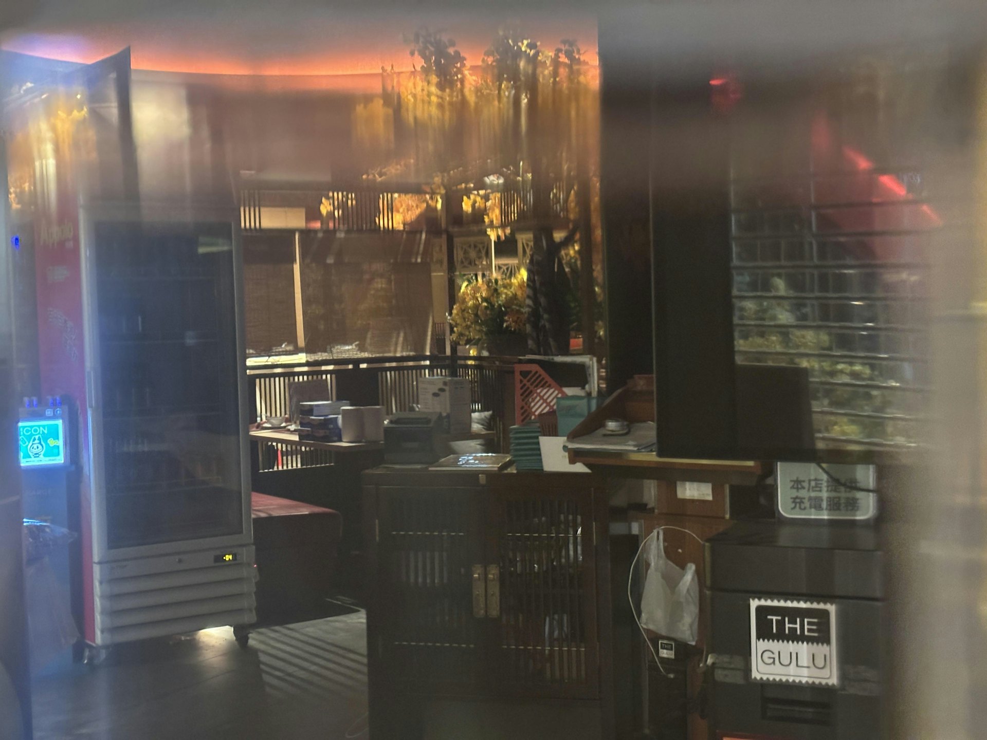 今午新斗記九龍灣MegaBox店店外有「內部裝修進行中暫停營業」告示,店內烏燈黑火。(林子慰攝) 今午新斗記九龍灣MegaBox店店外有「內部裝修進行中暫停營業」告示,店內烏燈黑火。(林子慰攝)
