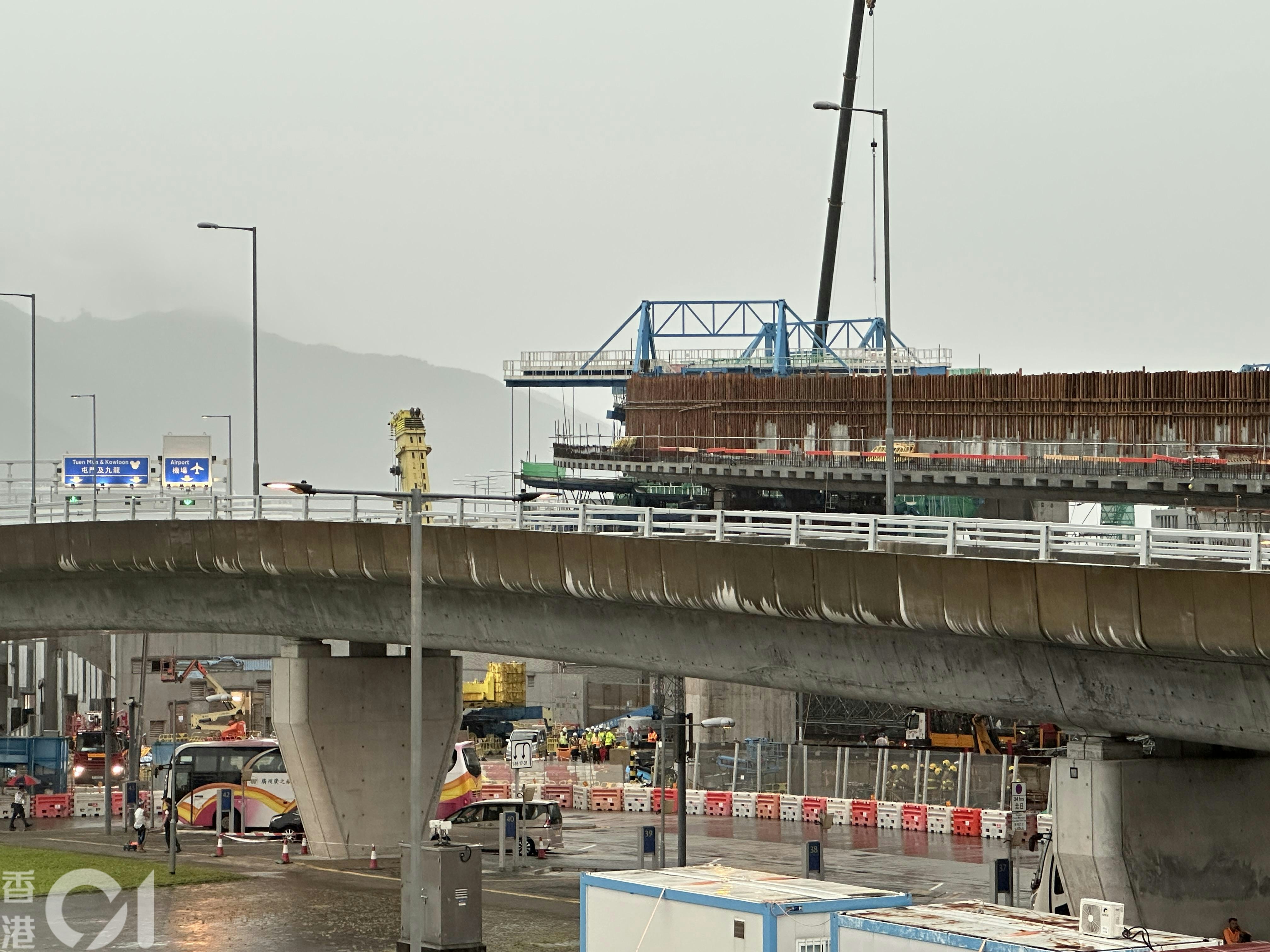 港珠澳大橋香港口岸順匯路地盤發生工業意外一個猶如「龍門架」高大的鐵工作平台倒塌，擊中兩名燒焊工人,一死一傷。（王譯揚攝）