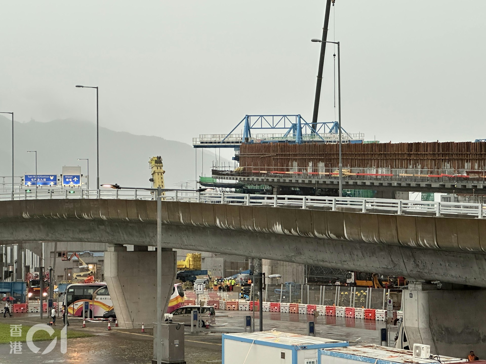 港珠澳大橋香港口岸順匯路地盤發生工業意外一個猶如「龍門架」高大的鐵工作平台倒塌,擊中兩名燒焊工人,一死一傷。(王譯揚攝)