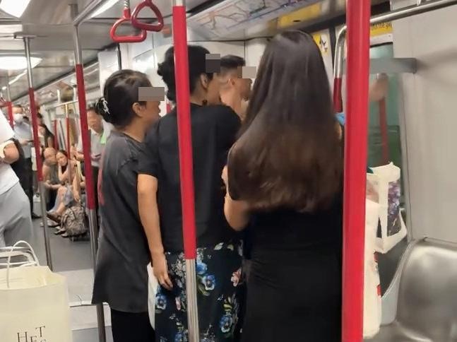 本港網絡瘋傳1段影片，指港鐵港島綫列車內，有3名大媽疑因有人「動手」引發爭執。（photoswithdescription／Threads影片截圖）