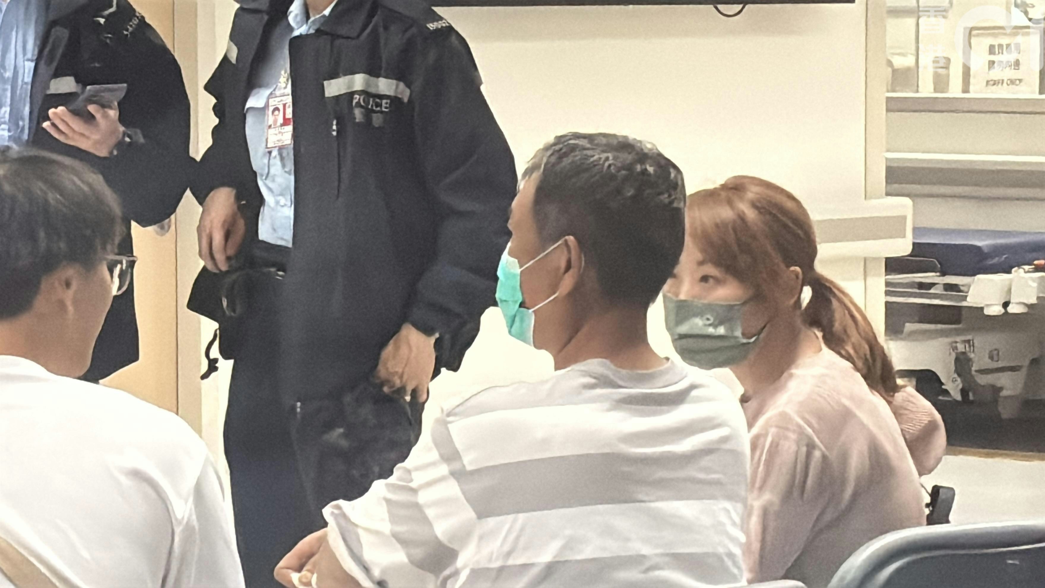 傷者（間條衫）清醒送院；工業傷亡權益會總幹事蕭倩文趕抵醫院協助。（林振華攝）