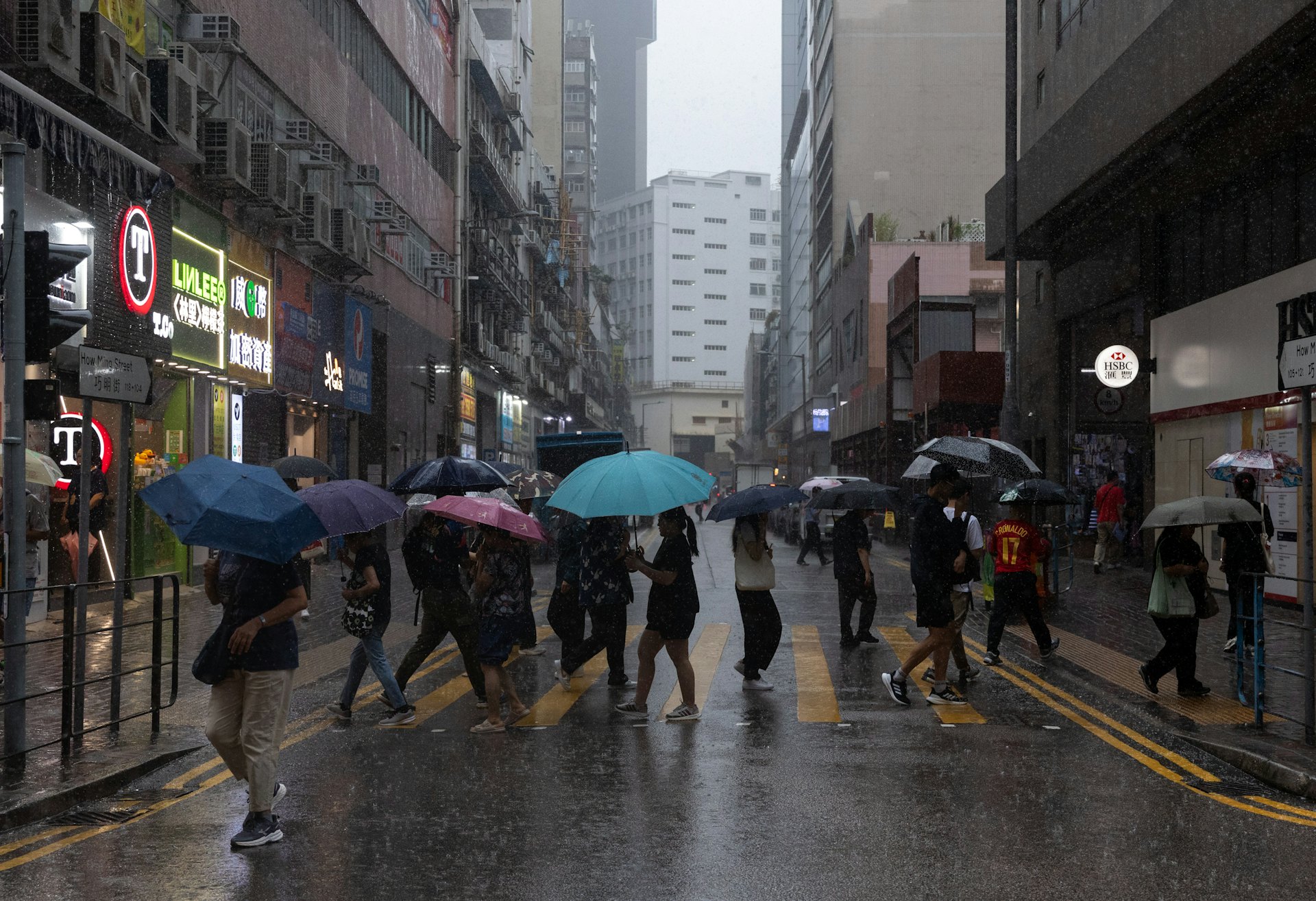 香港今日暴雨連連,卻出現感人暖心一幕!(夏家朗攝) 香港今日暴雨連連,卻出現感人暖心一幕!(夏家朗攝)