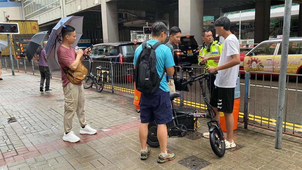 警東九龍檢7部電動單車及電動滑板車 7男被捕