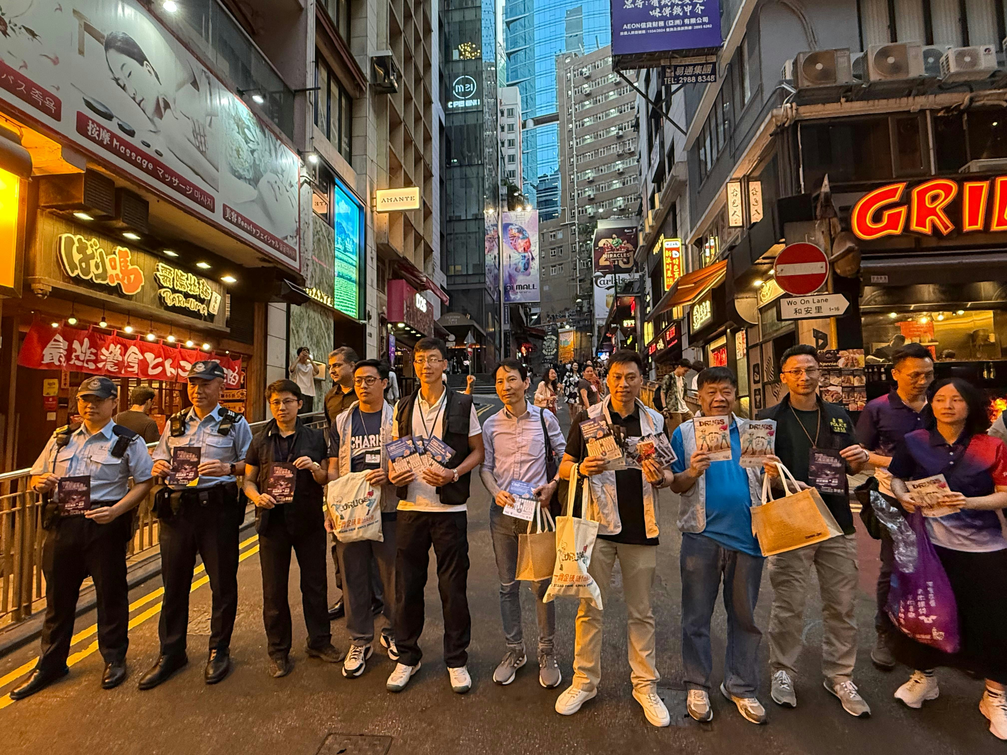 警暑假反罪惡巡酒吧娛樂場所 派單張宣傳籲青年遠離毒品