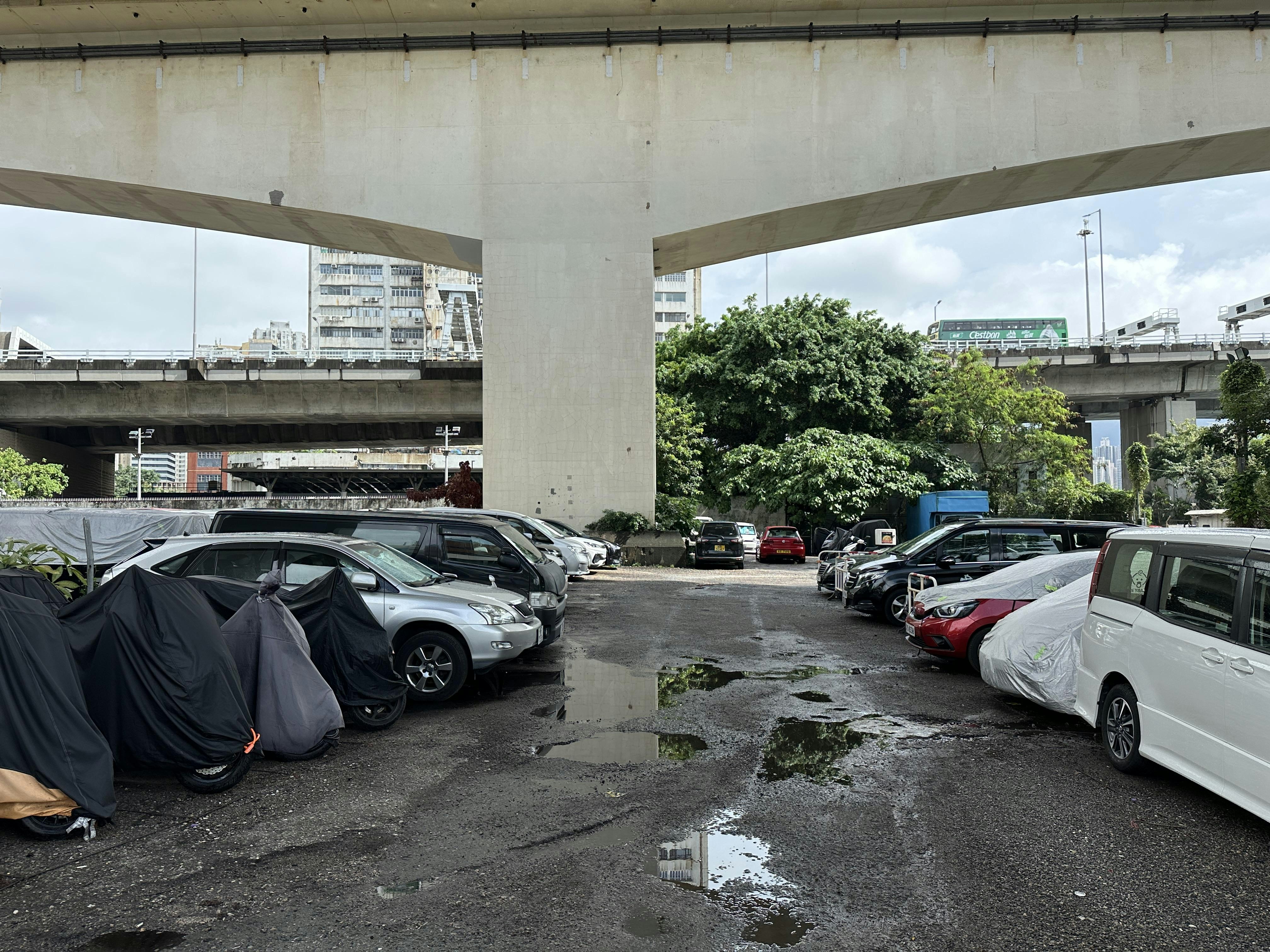 青衣停車場男子食煙用打火機疑爆炸 燒傷手臉 僱主報案求助