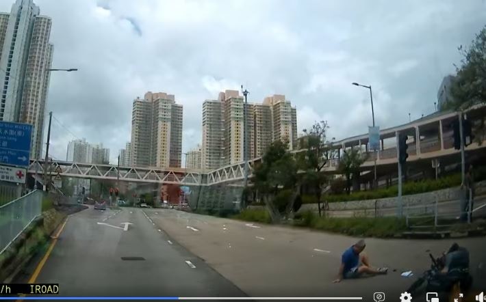 男途人慢慢坐起來。（車CAM截圖）