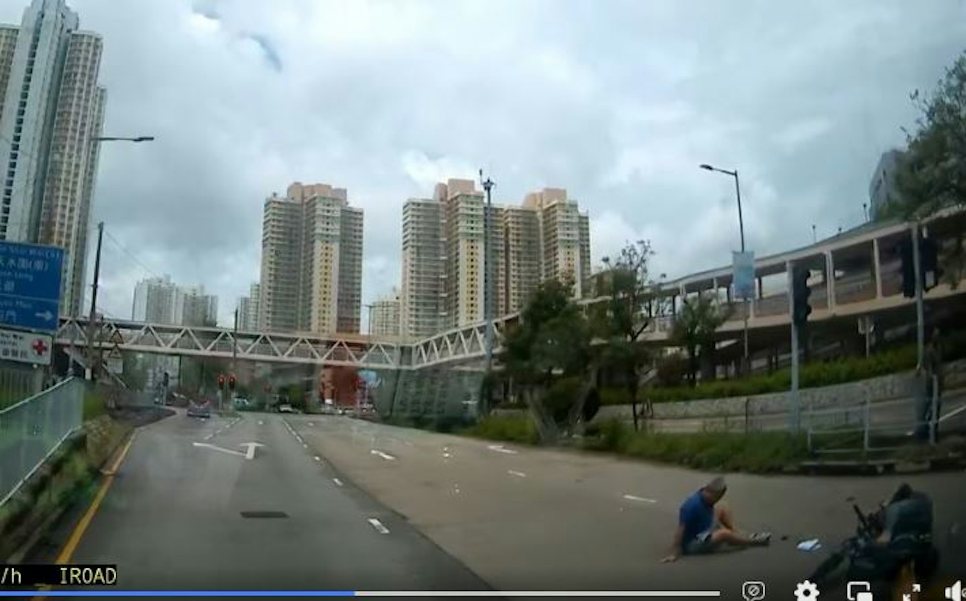 男途人慢慢坐起來。(車CAM截圖)