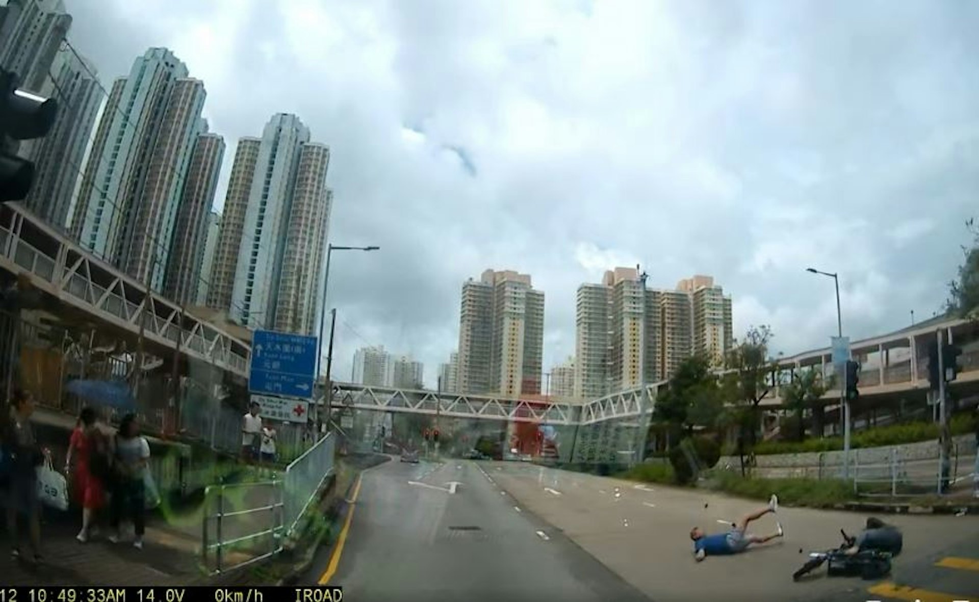 男途人與駕駛者雙雙墮地。(車CAM截圖)