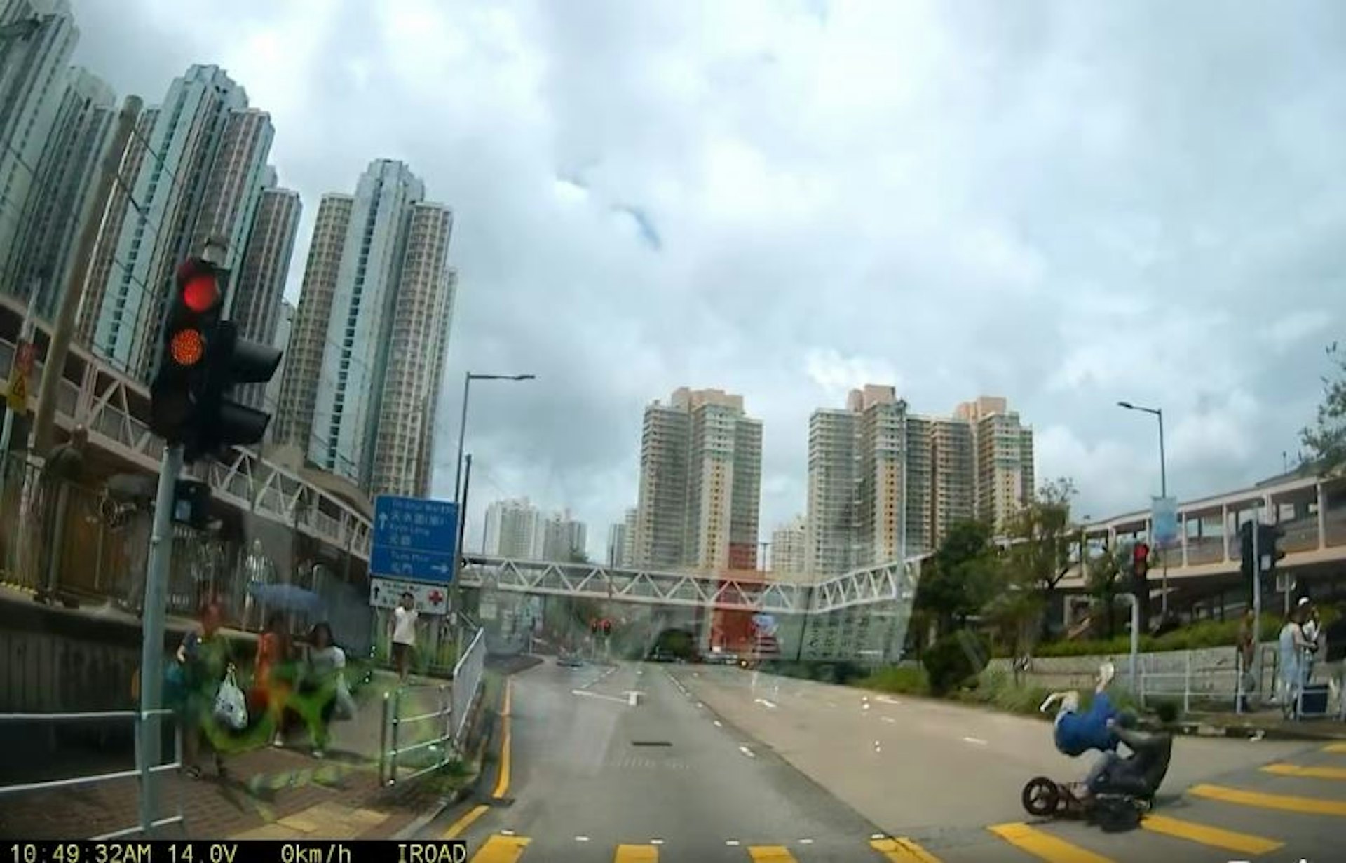 男途人與駕駛者雙雙墮地。(車CAM截圖)