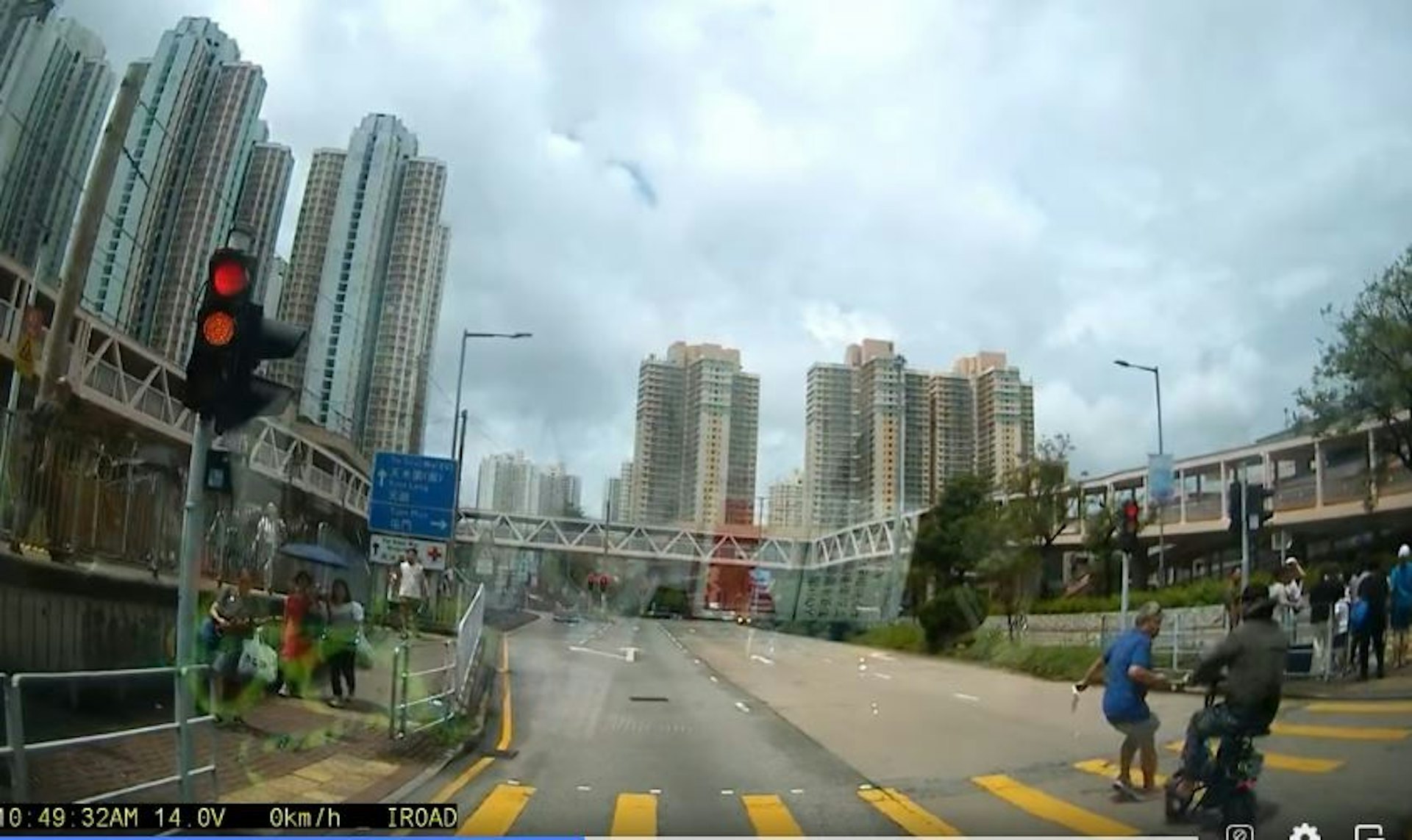 交通燈轉黃色時,男途人快步過馬路被電動單車撞倒。(車CAM截圖)