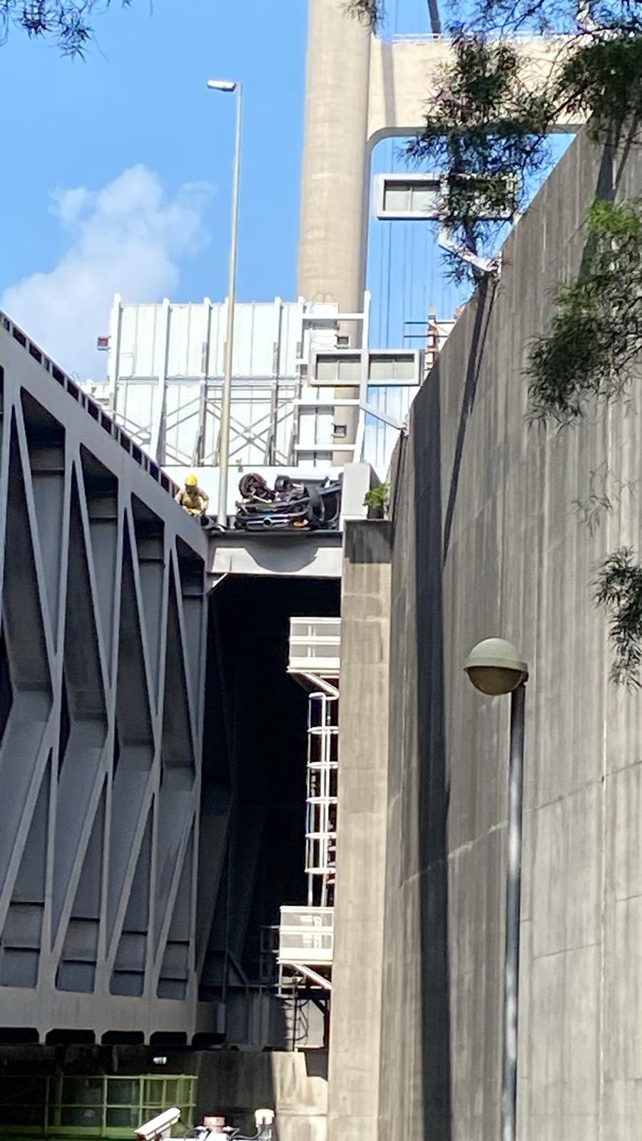 青嶼幹線發生驚險交通意外。今日（13日）上午8時42分，一輛私家車沿青嶼幹綫往青衣方向行駛，當駛近青衣西北交匯處一個分岔口時失事，反車四輛朝天，擱於分岔口路壆上，險些墮橋。（Barry Kwong）