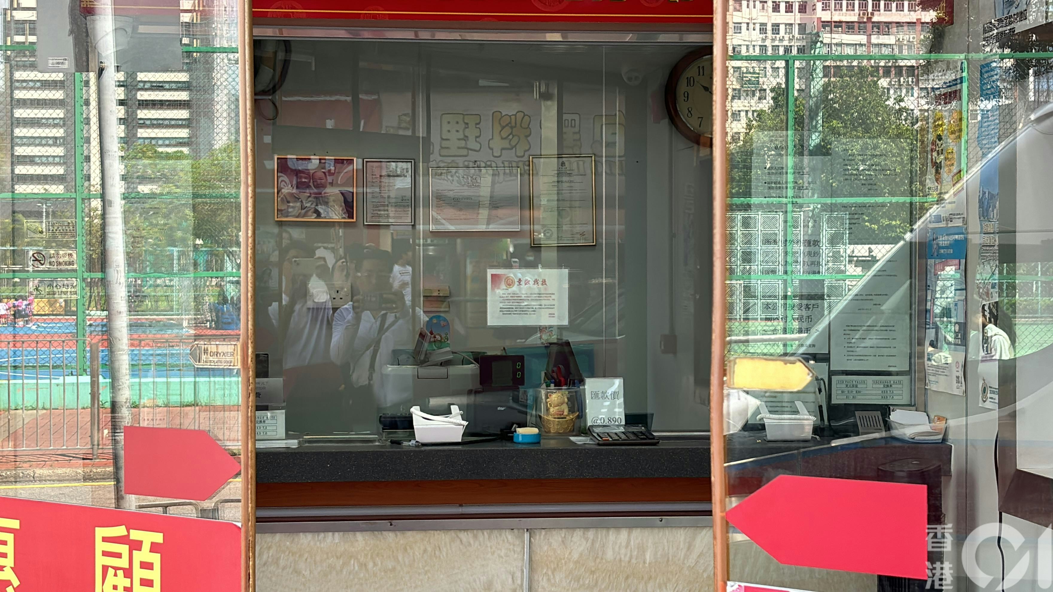 3名少年到找換店櫃檯指替人拿錢，期間有人亮出錘仔，試圖破壞櫃檯檯面及玻璃窗後逃走。（馬耀文攝）