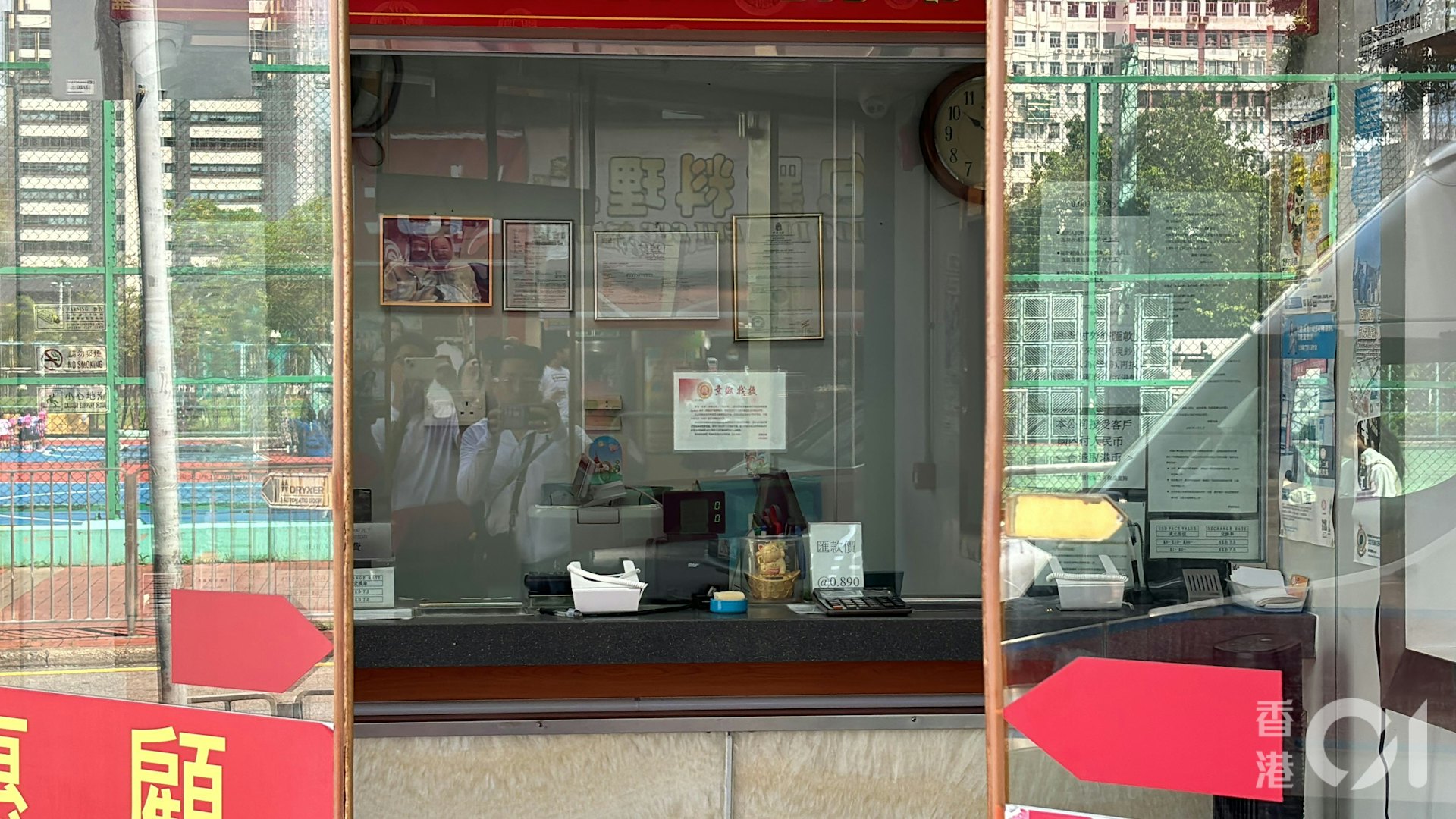 3名少年到找換店櫃檯指替人拿錢,期間有人亮出錘仔,試圖破壞櫃檯檯面及玻璃窗後逃走。(馬耀文攝) 3名少年到找換店櫃檯指替人拿錢,期間有人亮出錘仔,試圖破壞櫃檯檯面及玻璃窗後逃走。(馬耀文攝)