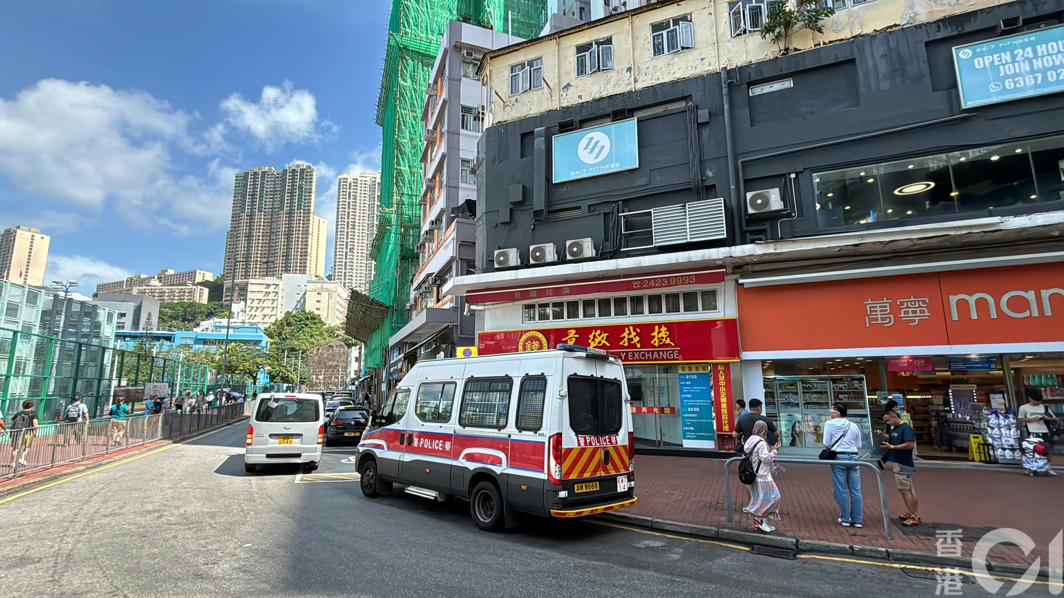 3名少年到找換店櫃檯指替人拿錢，期間有人亮出錘仔，試圖破壞櫃檯檯面及玻璃窗後逃走。（馬耀文攝）