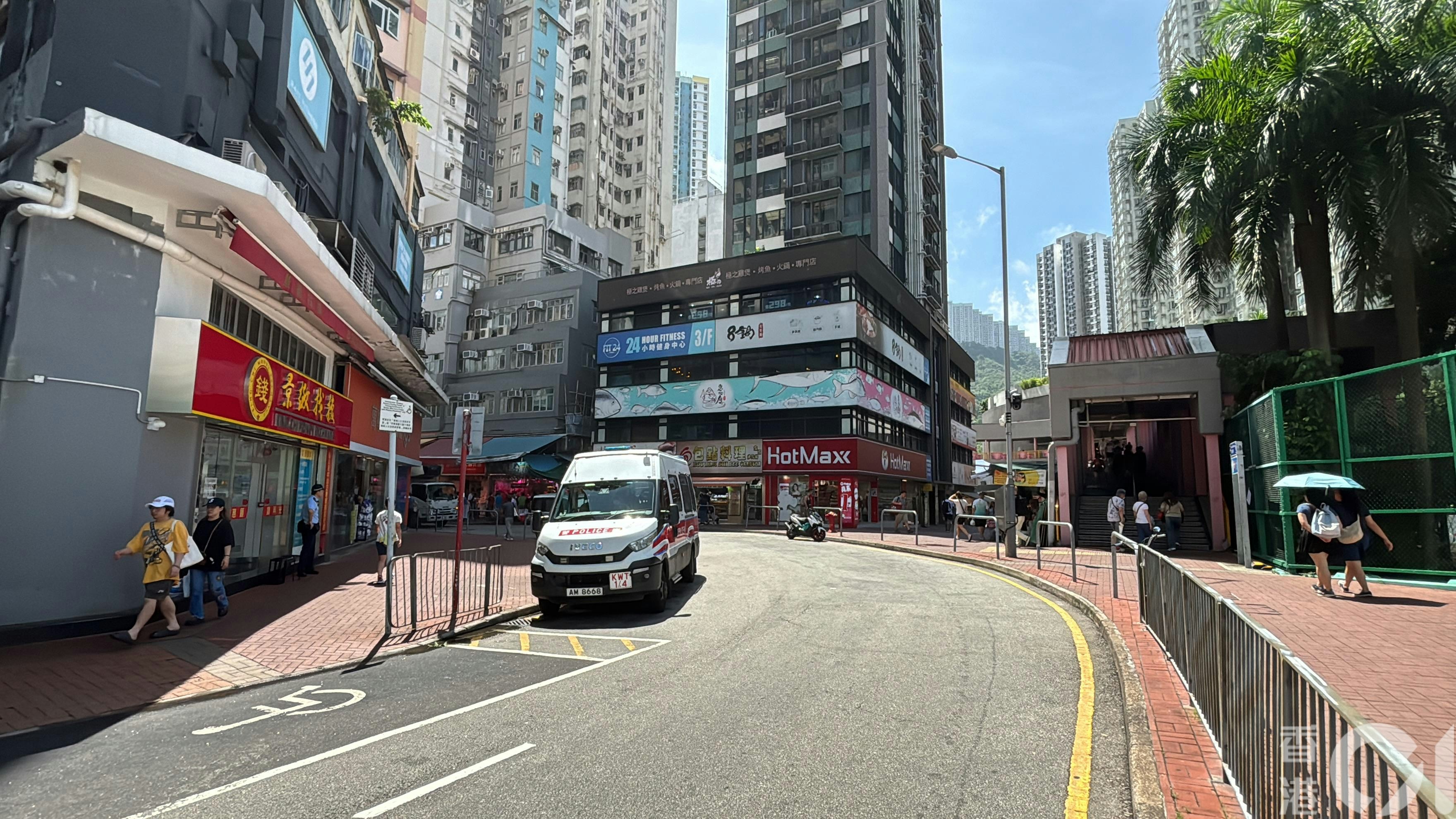 3名少年到找換店櫃檯指替人拿錢，期間有人亮出錘仔，試圖破壞櫃檯檯面及玻璃窗後逃走。（馬耀文攝）