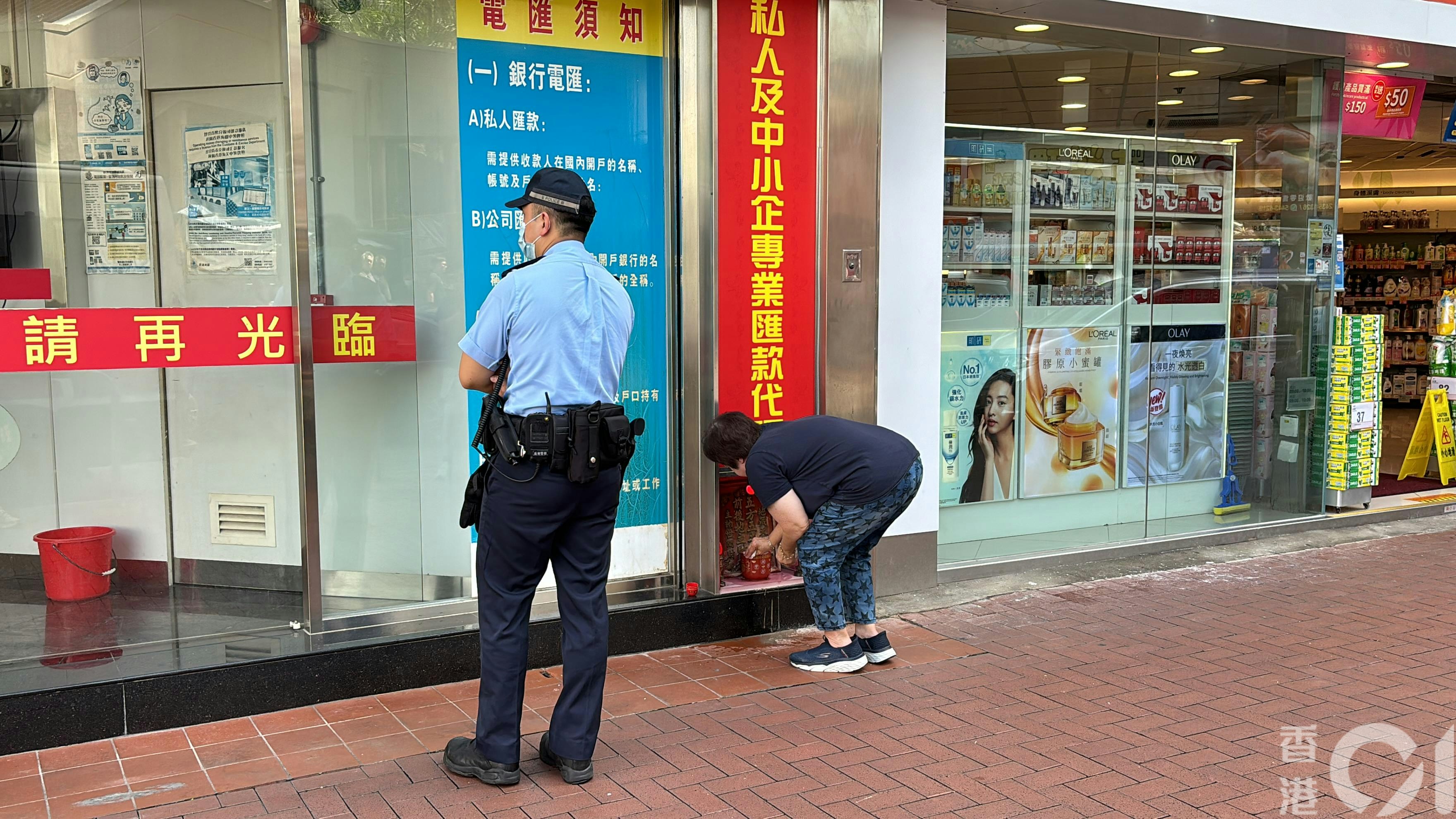 3名少年到找換店櫃檯指替人拿錢，期間有人亮出錘仔，試圖破壞櫃檯檯面及玻璃窗後逃走。（馬耀文攝）