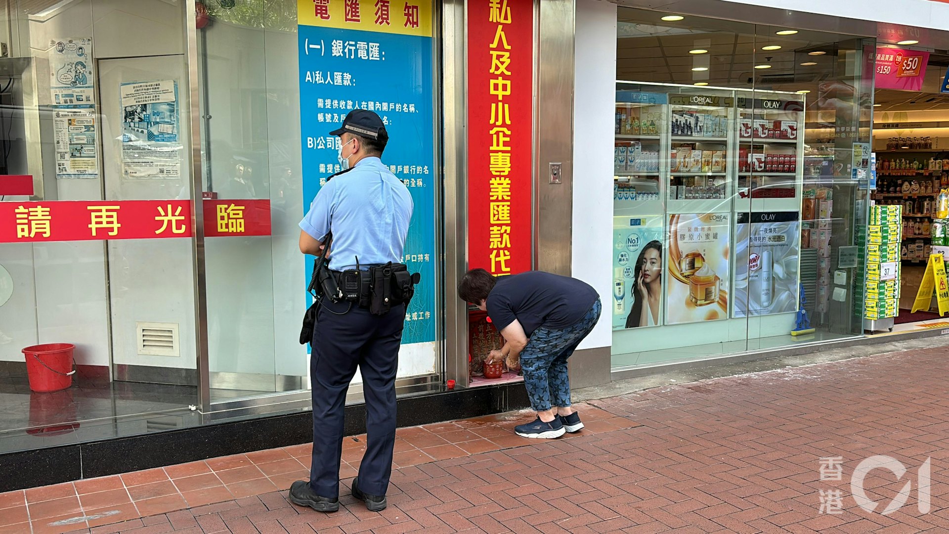 3名少年到找換店櫃檯指替人拿錢,期間有人亮出錘仔,試圖破壞櫃檯檯面及玻璃窗後逃走。(馬耀文攝) 3名少年到找換店櫃檯指替人拿錢,期間有人亮出錘仔,試圖破壞櫃檯檯面及玻璃窗後逃走。(馬耀文攝)