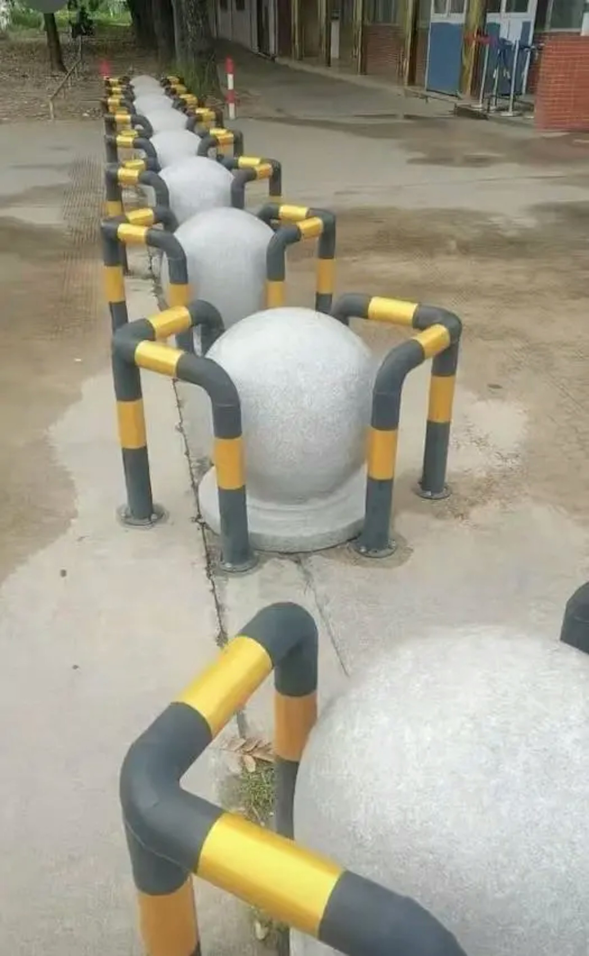 校方加設的護欄。(影片截圖) 校方加設的護欄。(影片截圖)