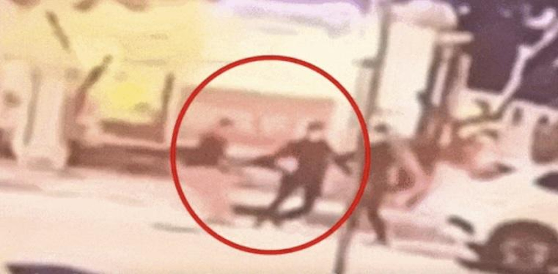 一名52歲中國男遊客7月10日在泰國芭提雅遭4名假扮警察的持槍壯漢當街擄走搶劫。(影片截圖) 一名52歲中國男遊客7月10日在泰國芭提雅遭4名假扮警察的持槍壯漢當街擄走搶劫。(影片截圖)