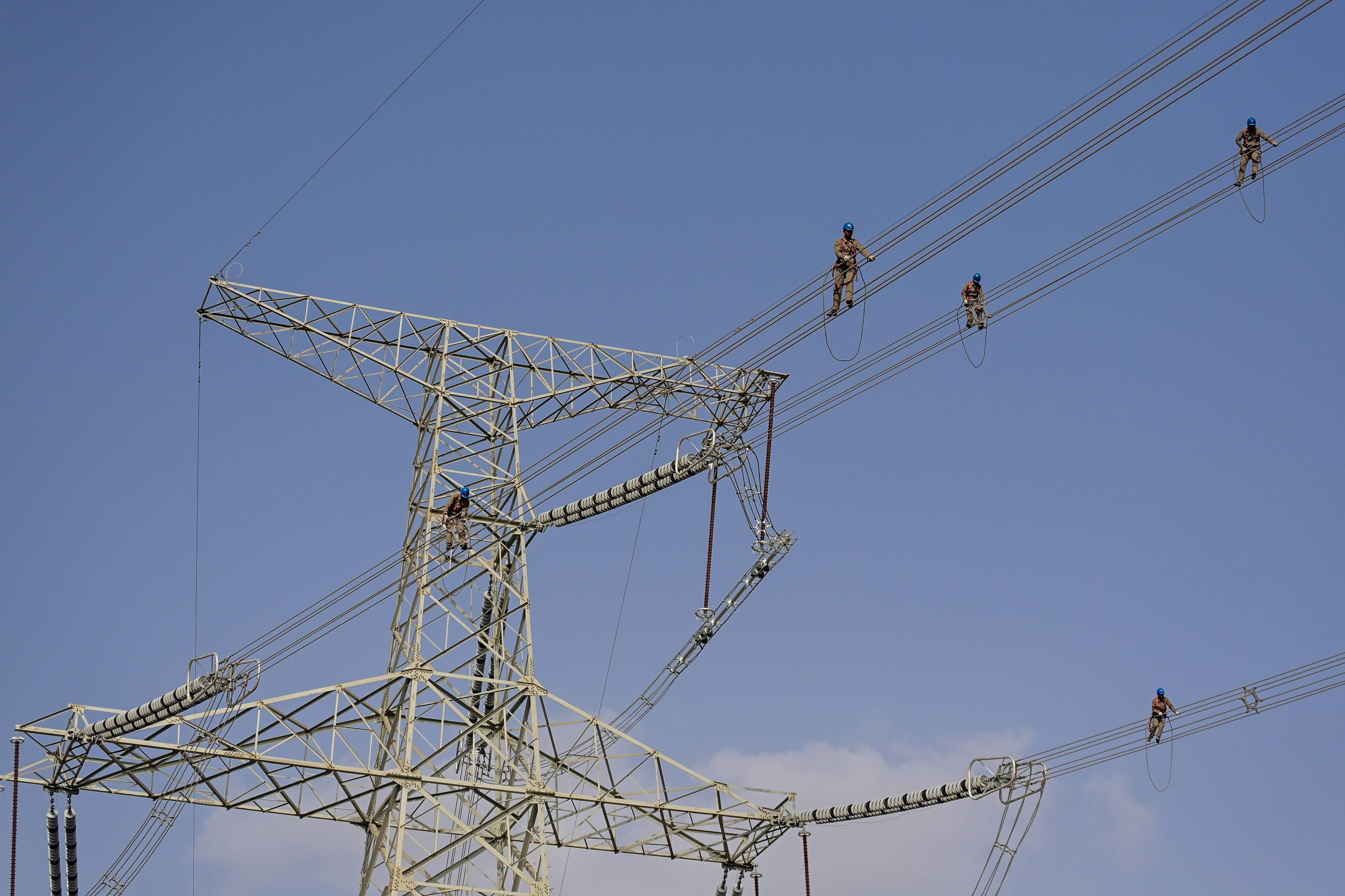 這是已經投運的新疆環塔里木盆地750千伏輸變電工程若羌750千伏變電站。（6月27日攝/新華社）