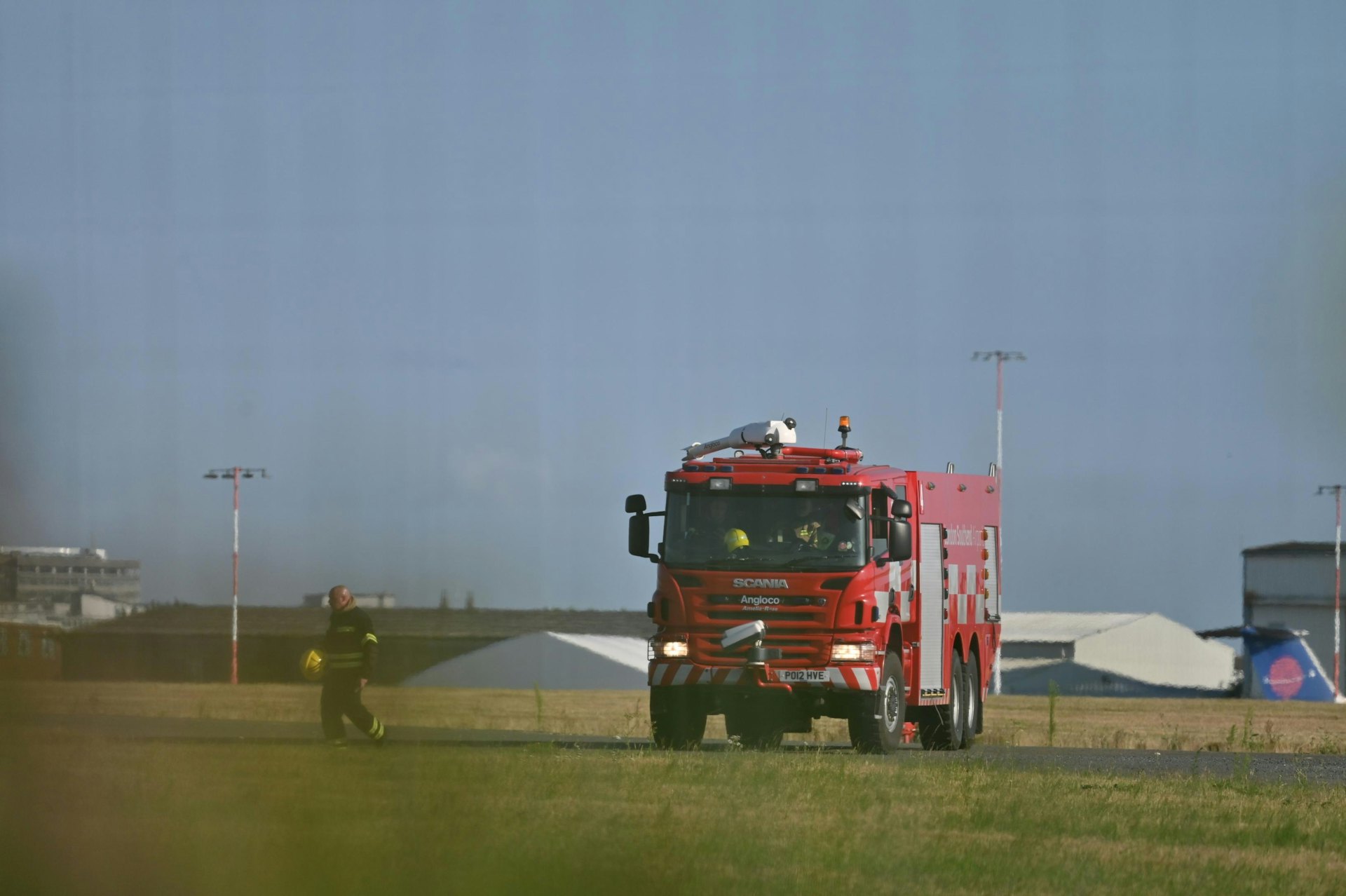 圖為2025年7月13日,英國倫敦紹森德機場(London Southend Airport)有小型飛機墜毀,警方及消防人員事後到場。(Getty Images) 圖為2025年7月13日,英國倫敦紹森德機場(London Southend Airport)有小型飛機墜毀,警方及消防人員事後到場。(Getty Images)