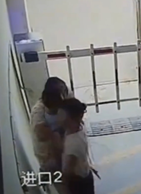 湖南1歲男童突遭陌生女強摟親吻。（CCTV截圖）