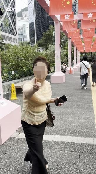 大媽不滿被內地男妨礙拉客，向他破口大罵。（小紅書影片截圖）