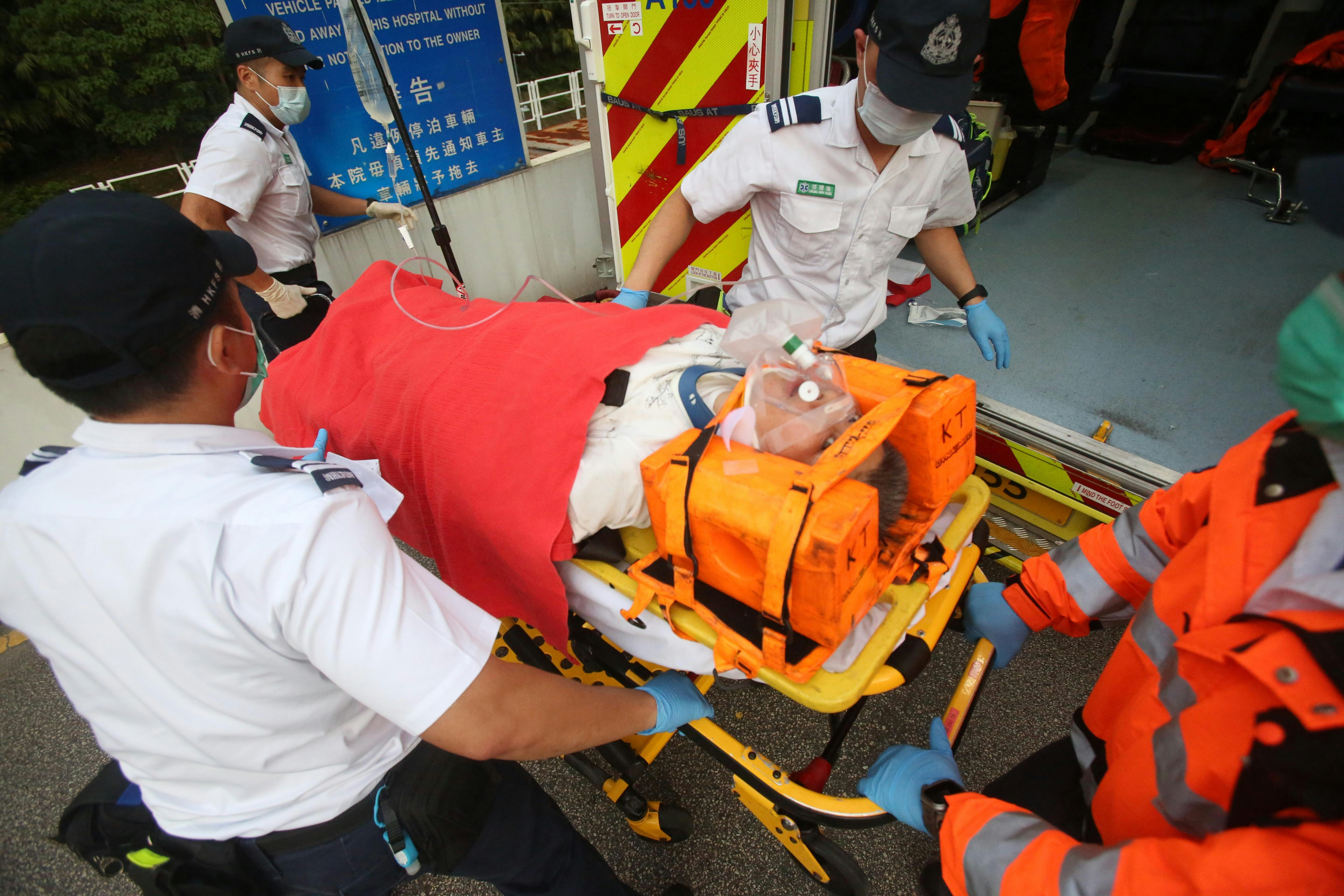 觀塘六旬婦捱紅VAN撞捲入車底 消防救出送院 男司機助查