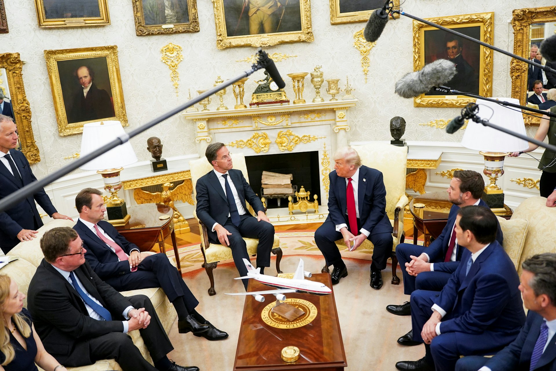 圖為2025年7月14日,美國總統特朗普(Donald Trump)與到訪華府的北約(NATO)秘書長呂特(Mark Rutte)會面,美國副總統萬斯(JD Vance)、國務卿魯比奧(Marco Rubio)和國防部長海格塞斯(Pete Hegseth)出席。(Reuters) 圖為2025年7月14日,美國總統特朗普(Donald Trump)與到訪華府的北約(NATO)秘書長呂特(Mark Rutte)會面,美國副總統萬斯(JD Vance)、國務卿魯比奧(Marco Rubio)和國防部長海格塞斯(Pete Hegseth)出席。(Reuters)