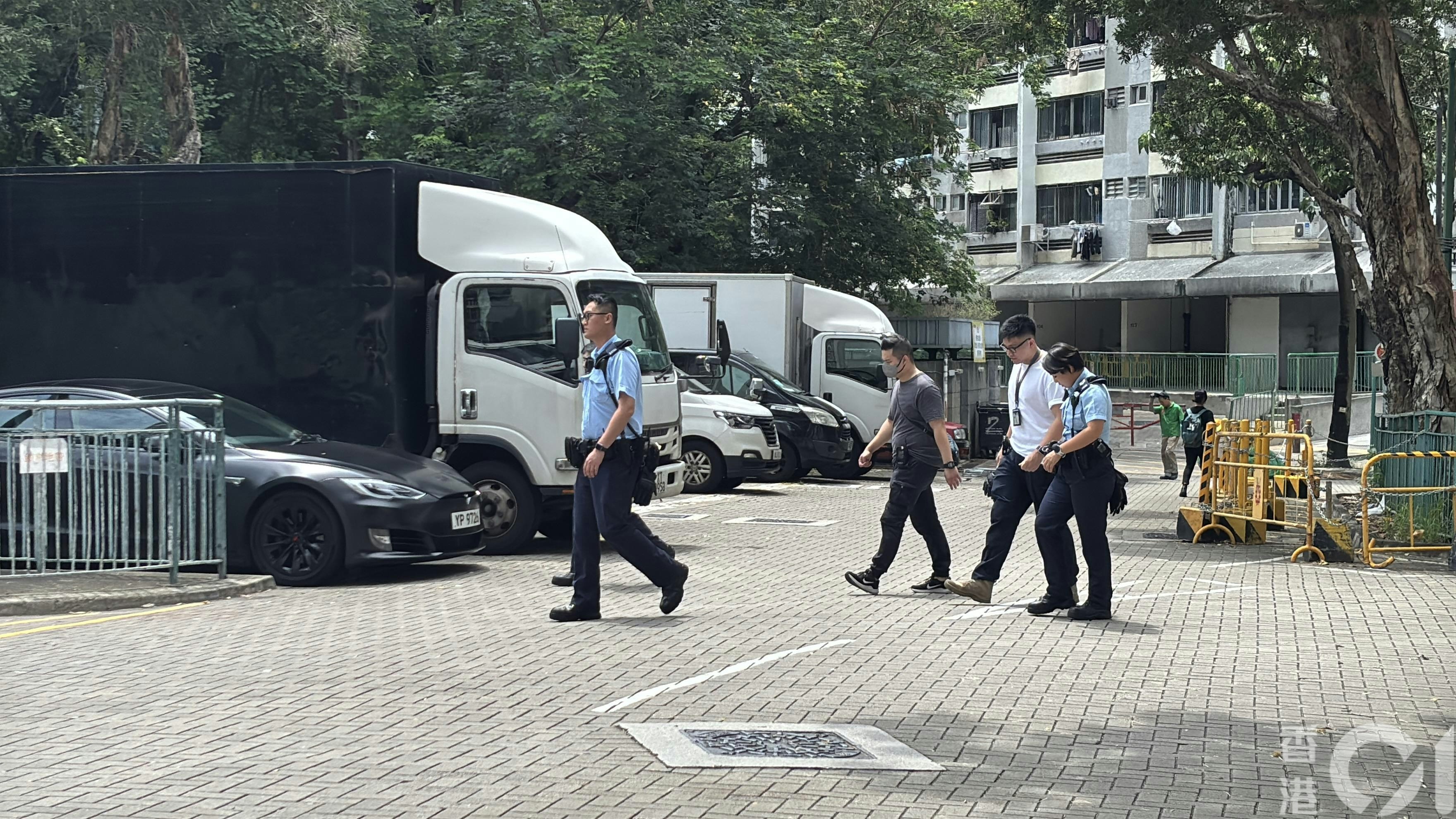 警員接報到場，現場受到控制，正調查事件起因。（馬耀文攝）