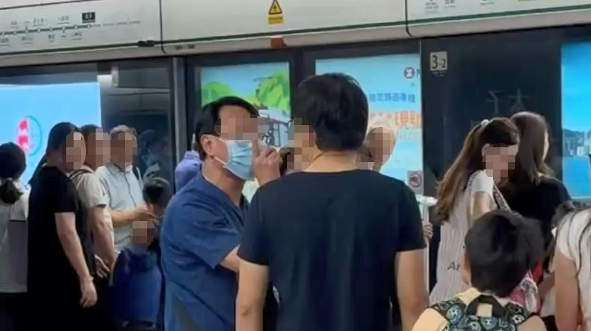 網上流傳影片,有大叔於港鐵月台候車期間,遭1名男童撞到,他不滿向男童父親說教要小心及多加看管。(Threads影片截圖)