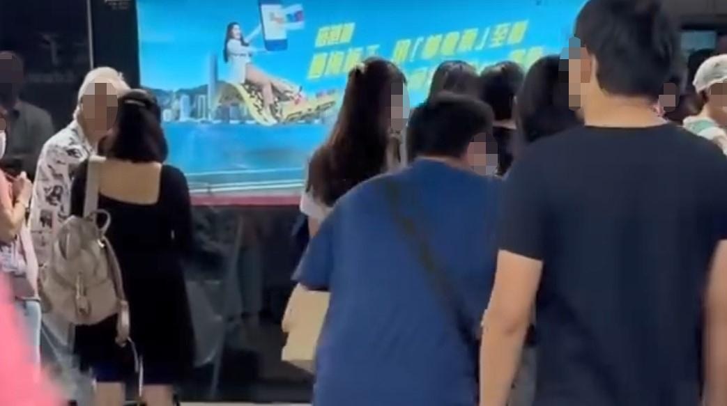 大叔指摘男童父親，「小心啲，邊個衝埋嚟呀，我行你又行……撞到又點呢？你自己又話睇細路」。（Threads影片截圖）