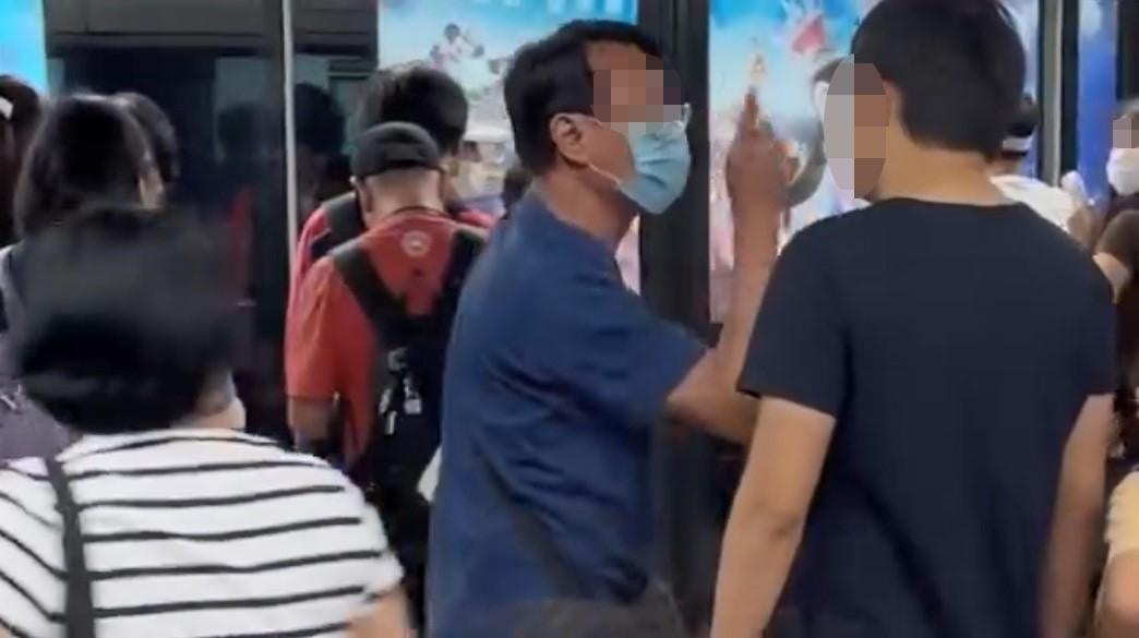 大叔指摘男童父親，「小心啲，邊個衝埋嚟呀，我行你又行……撞到又點呢？你自己又話睇細路」。（Threads影片截圖）