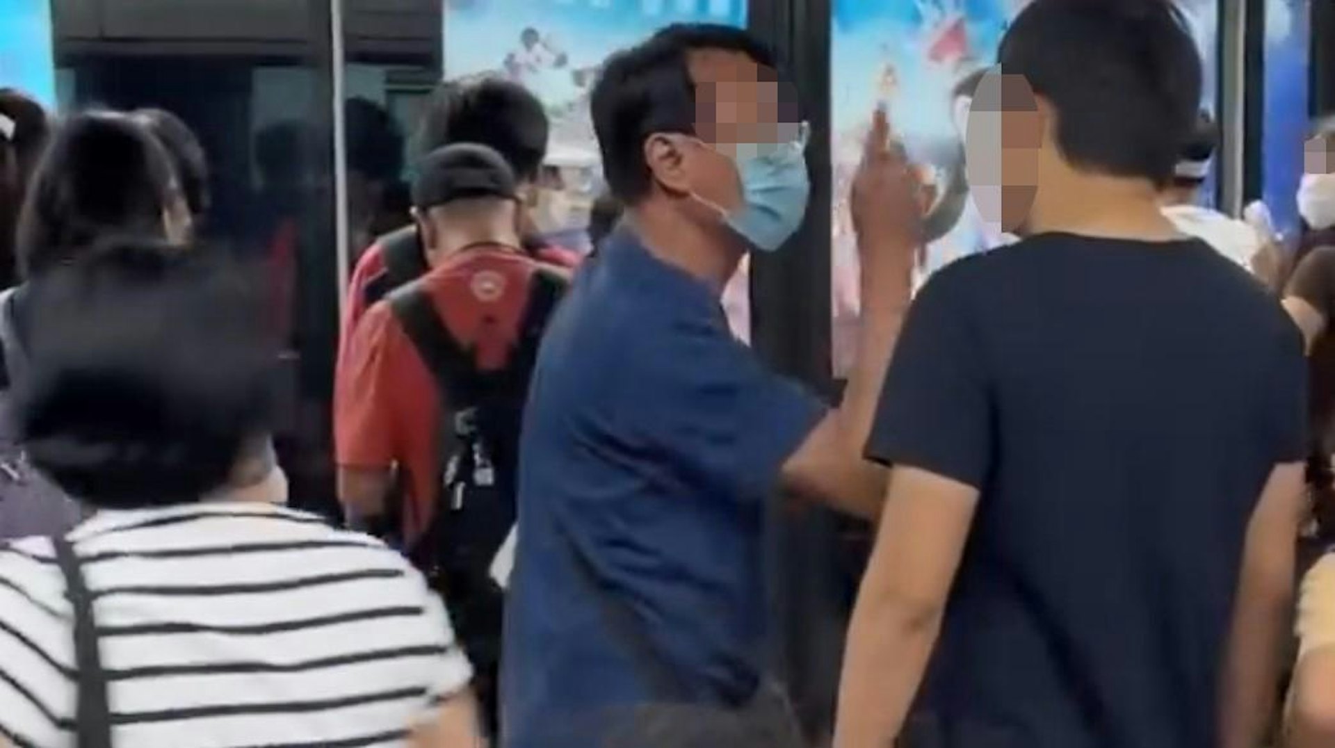 大叔指摘男童父親,「小心啲,邊個衝埋嚟呀,我行你又行……撞到又點呢?你自己又話睇細路」。(Threads影片截圖)