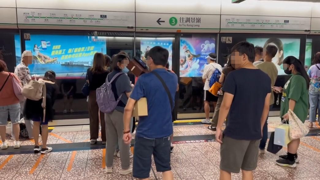 隨後大叔與他人通話，訴說事件泄憤，「條X樣嘈呀，X你老X搭地鐵，教啲細路教到咁樣」。（Threads影片截圖）