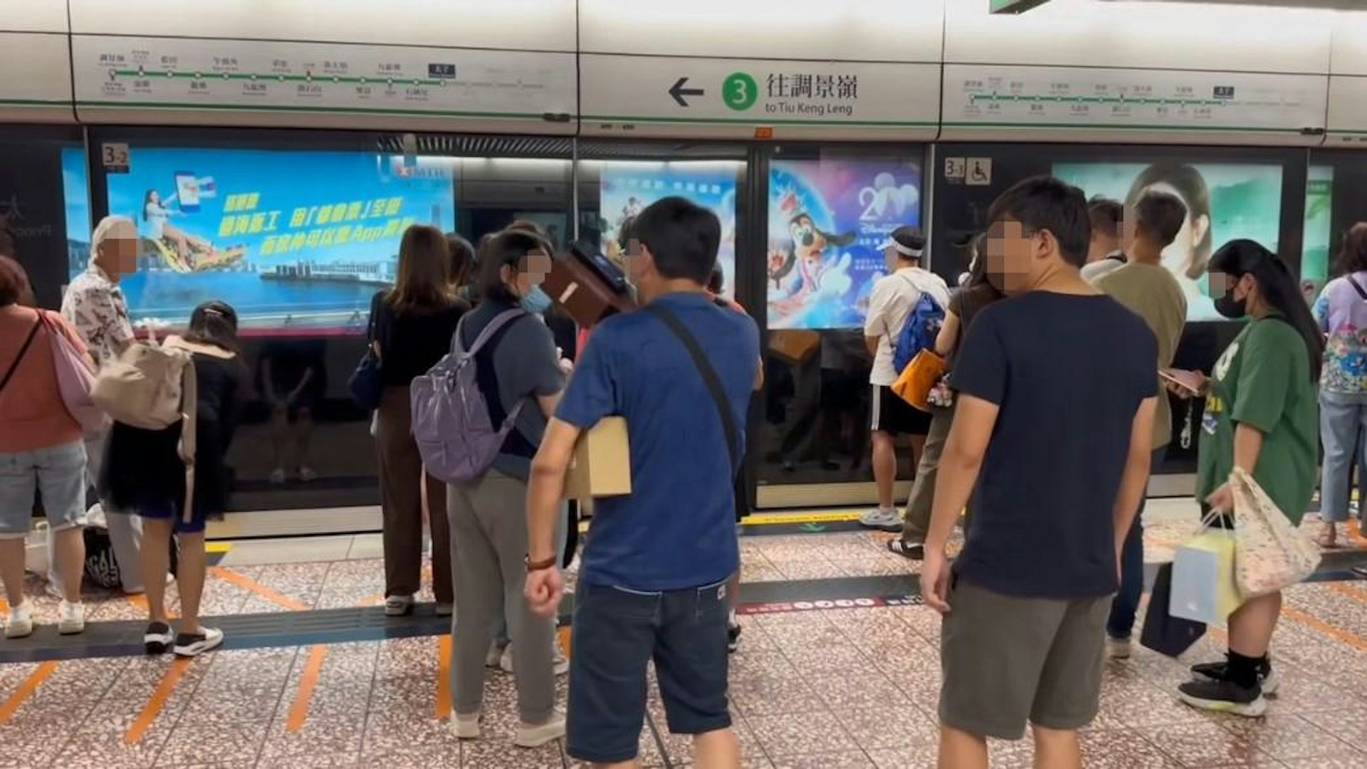 隨後大叔與他人通話,訴說事件泄憤,「條X樣嘈呀,X你老X搭地鐵,教啲細路教到咁樣」。(Threads影片截圖)