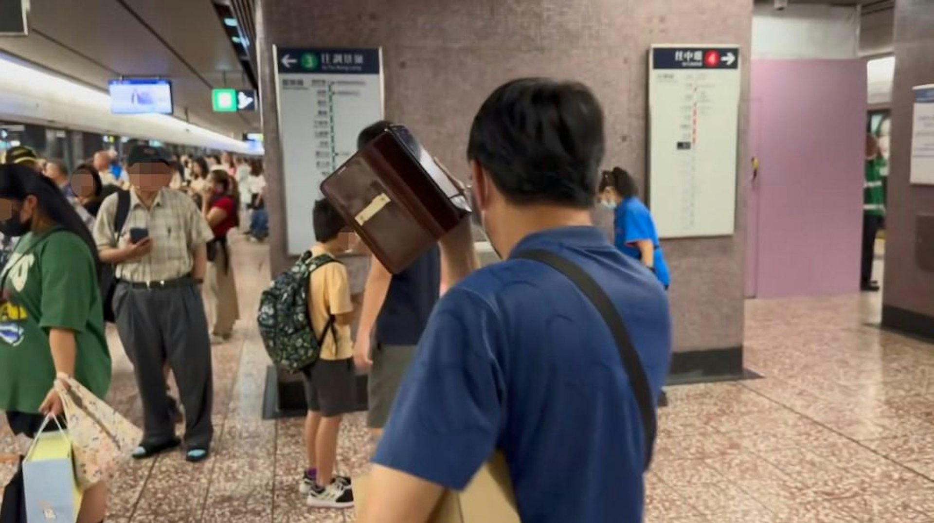 男童父親見大叔通話中,就自行離開,走到妻兒身旁。(Threads影片截圖)