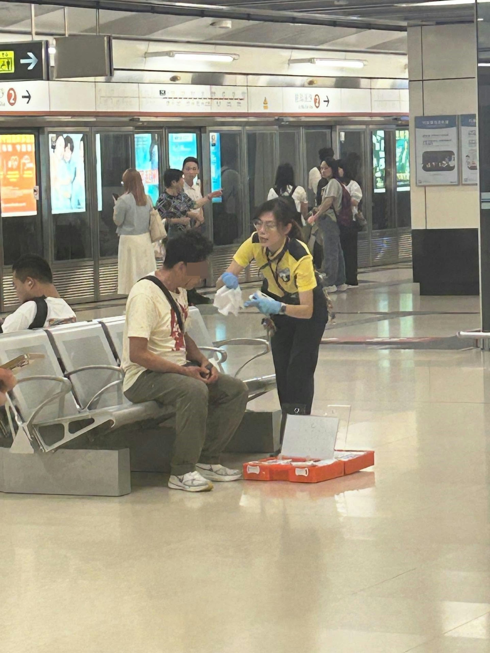 網上流傳一名白衣男子在屯馬綫尖東站月台血流披面的照片,白色T恤更疑似沾染血迹,狀甚恐怖。(chanroy_guitar@threads)