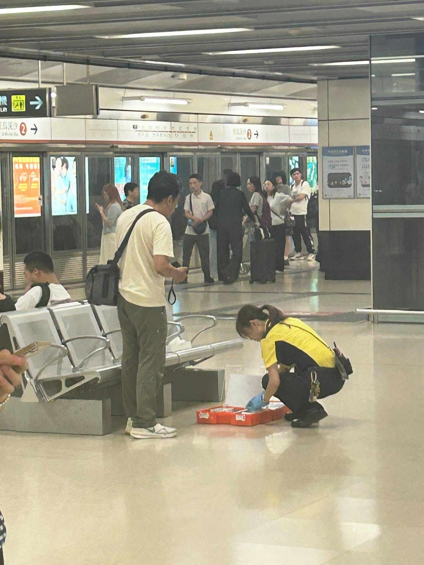 網上流傳一名白衣男子在屯馬綫尖東站月台血流披面的照片，白色T恤更疑似沾染血迹，狀甚恐怖。(chanroy_guitar@threads)