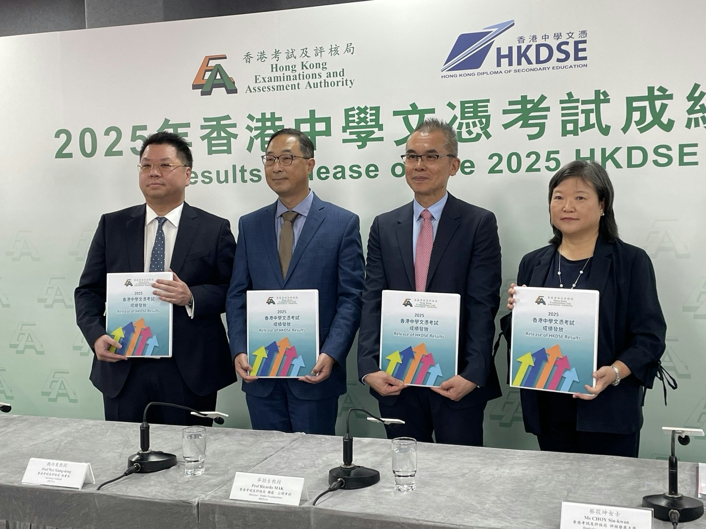 （左起）考評局學校考試及評核主管朱舜隆、秘書長魏向東、總監—公開考試麥勁生和評核發展主管蔡筱坤7月15日公布DSE中學文憑試成績結果。（董素琛攝）