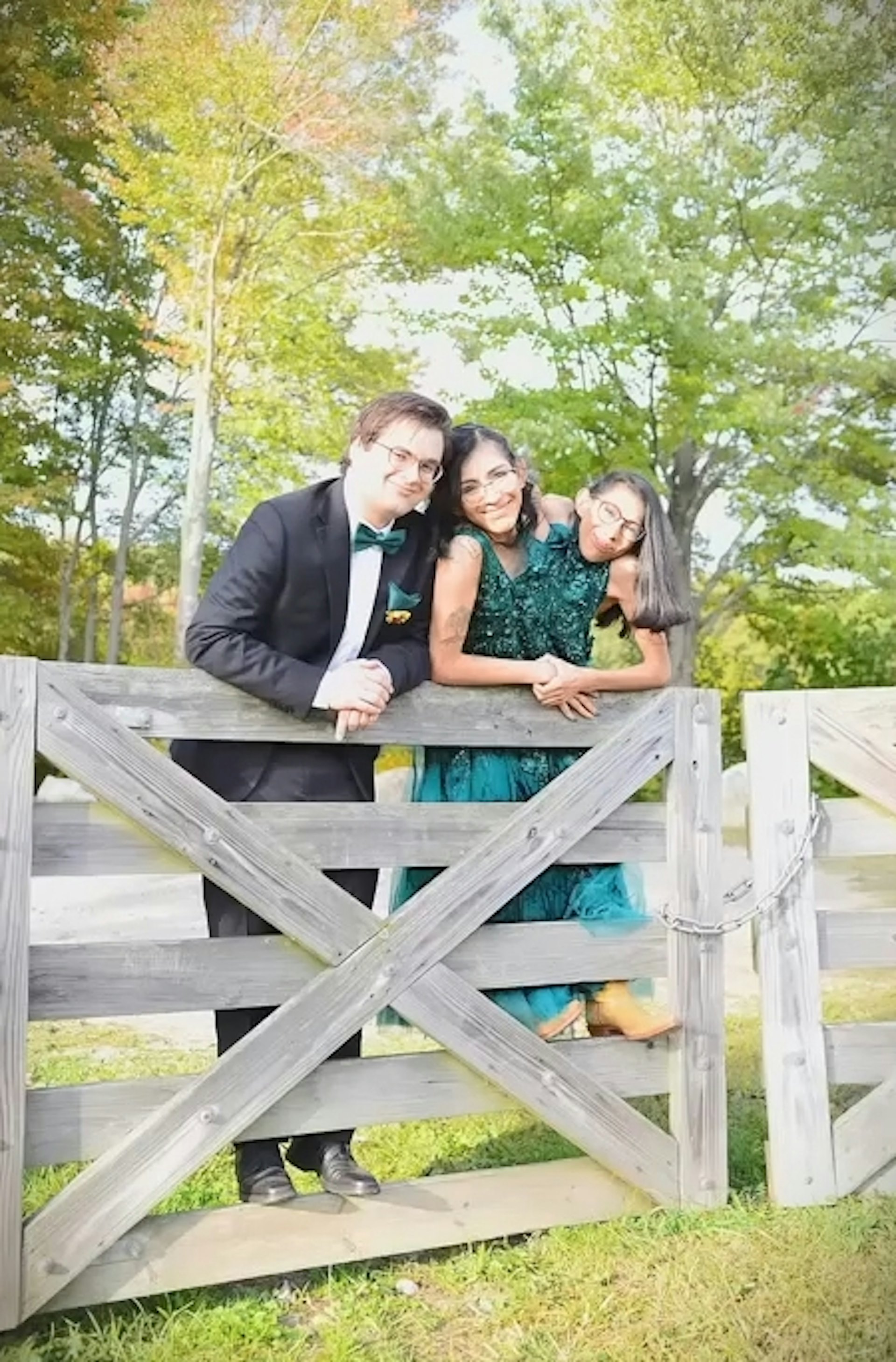 美國網紅連體嬰卡門與露皮塔平安成長到25歲,近日卡門更透露自己已於去年低調結婚。(YouTube@Carmen and Lupita)