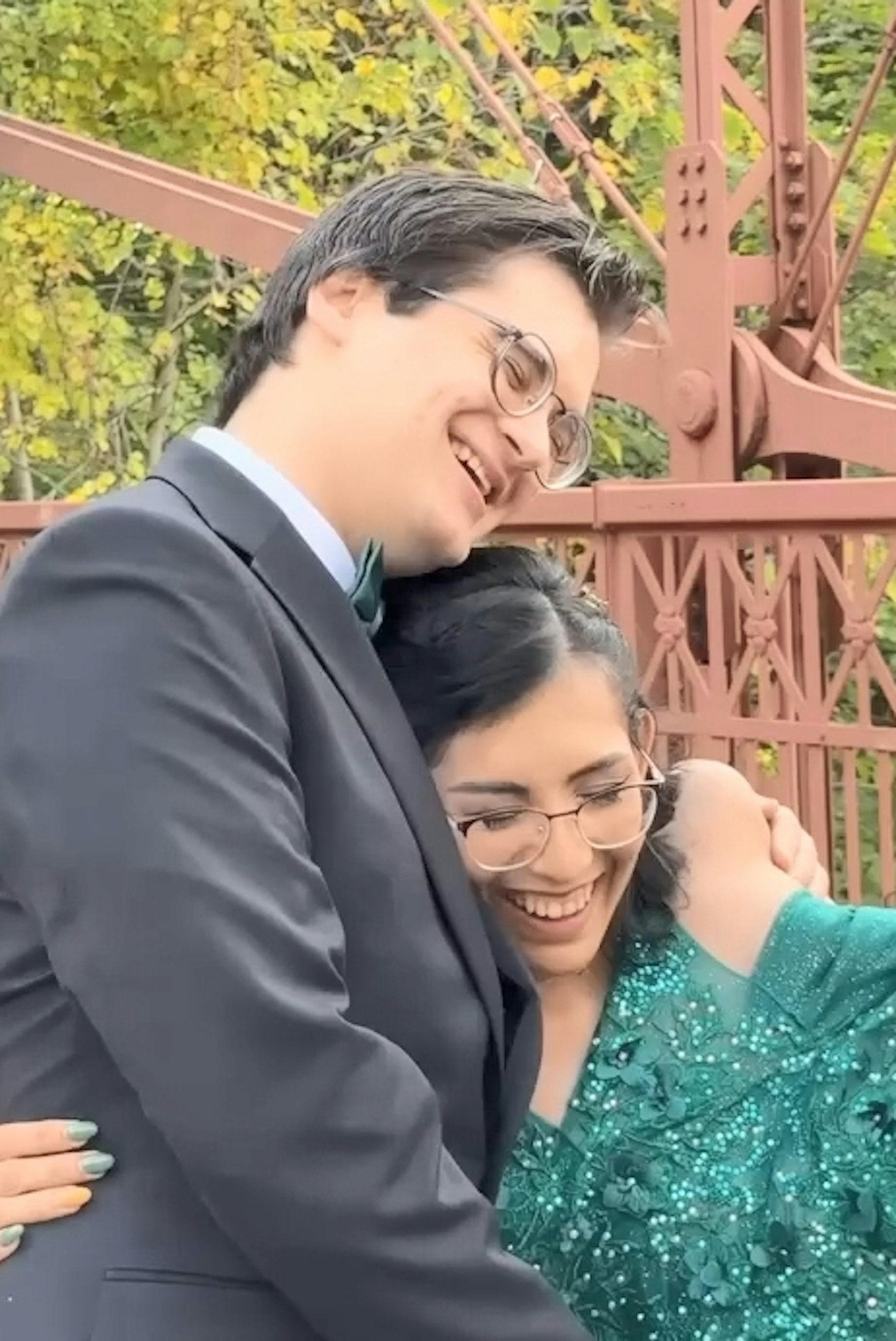 美國網紅連體嬰卡門與露皮塔平安成長到25歲,近日卡門更透露自己已於去年低調結婚。(YouTube@Carmen and Lupita)