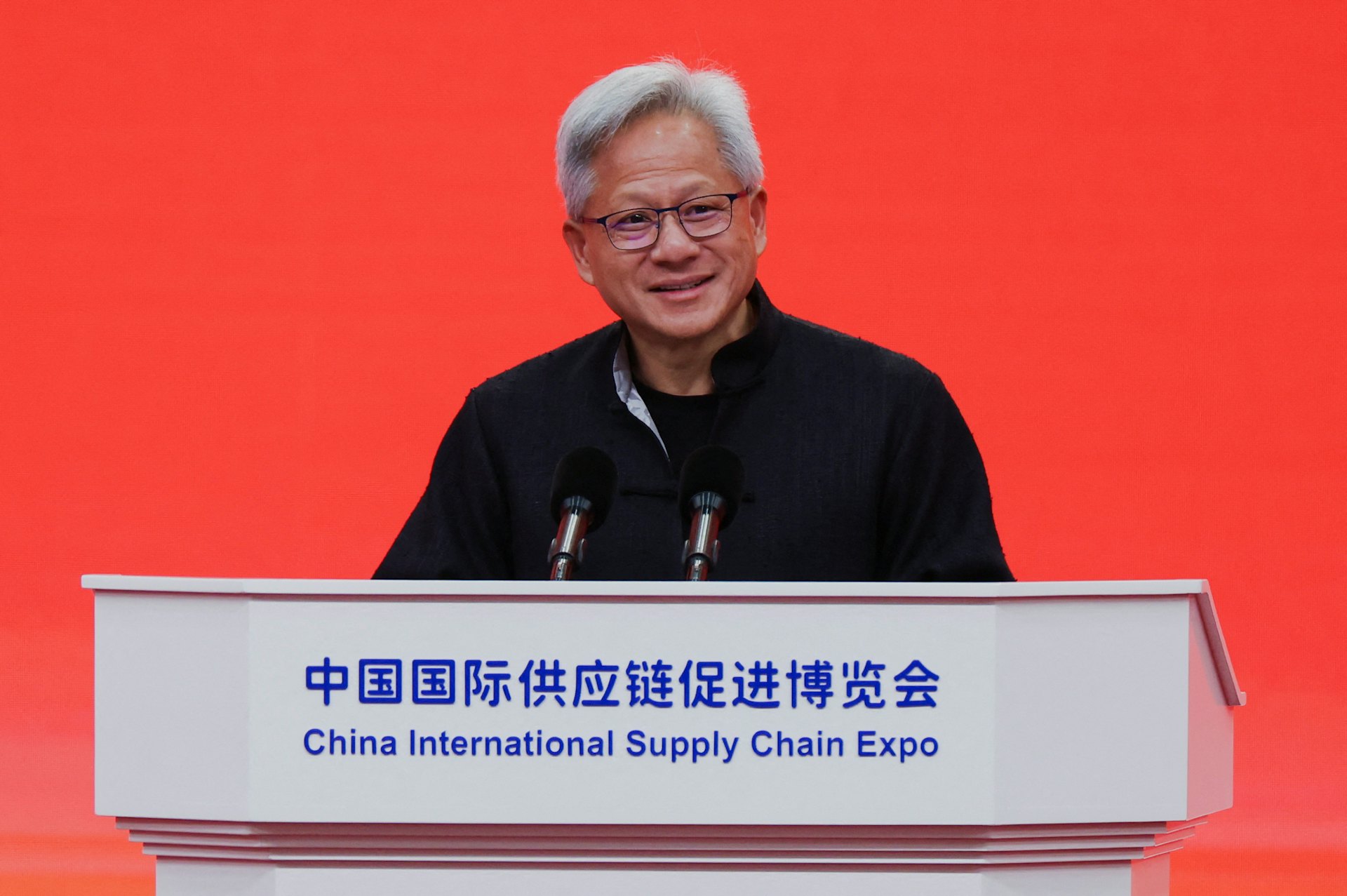 2025年7月16日,第三屆鏈博會(中國國際供應鏈促進博覽會)在中國北京開幕,英偉達(Nvidia)行政總裁黃仁勳身穿唐裝出席開幕式。(Reuters)