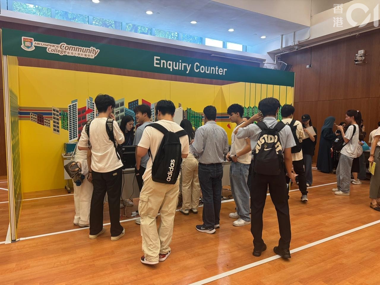 中學文憑試DSE今日（16日）放榜，位於九龍灣的香港大學附屬學院（HKU SPACE CC)，截至下午2時，已有21,000人報名，較去年多12%。（彭彥怡攝）