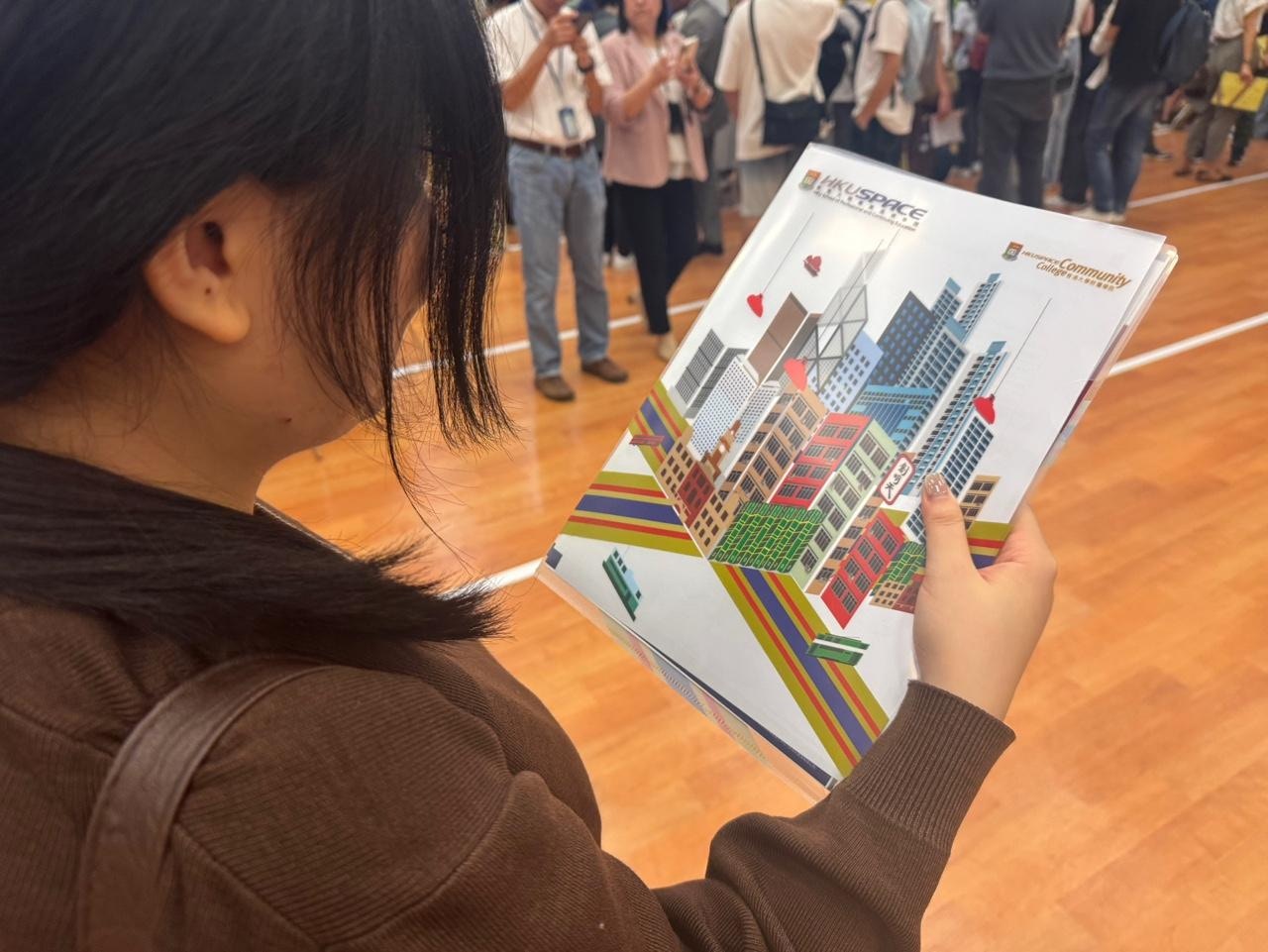 黃同學是應屆文憑試學生，因只取得15分而前來香港大學附屬學院報讀媒體、文化及創意副學士課程。（彭彥怡攝）