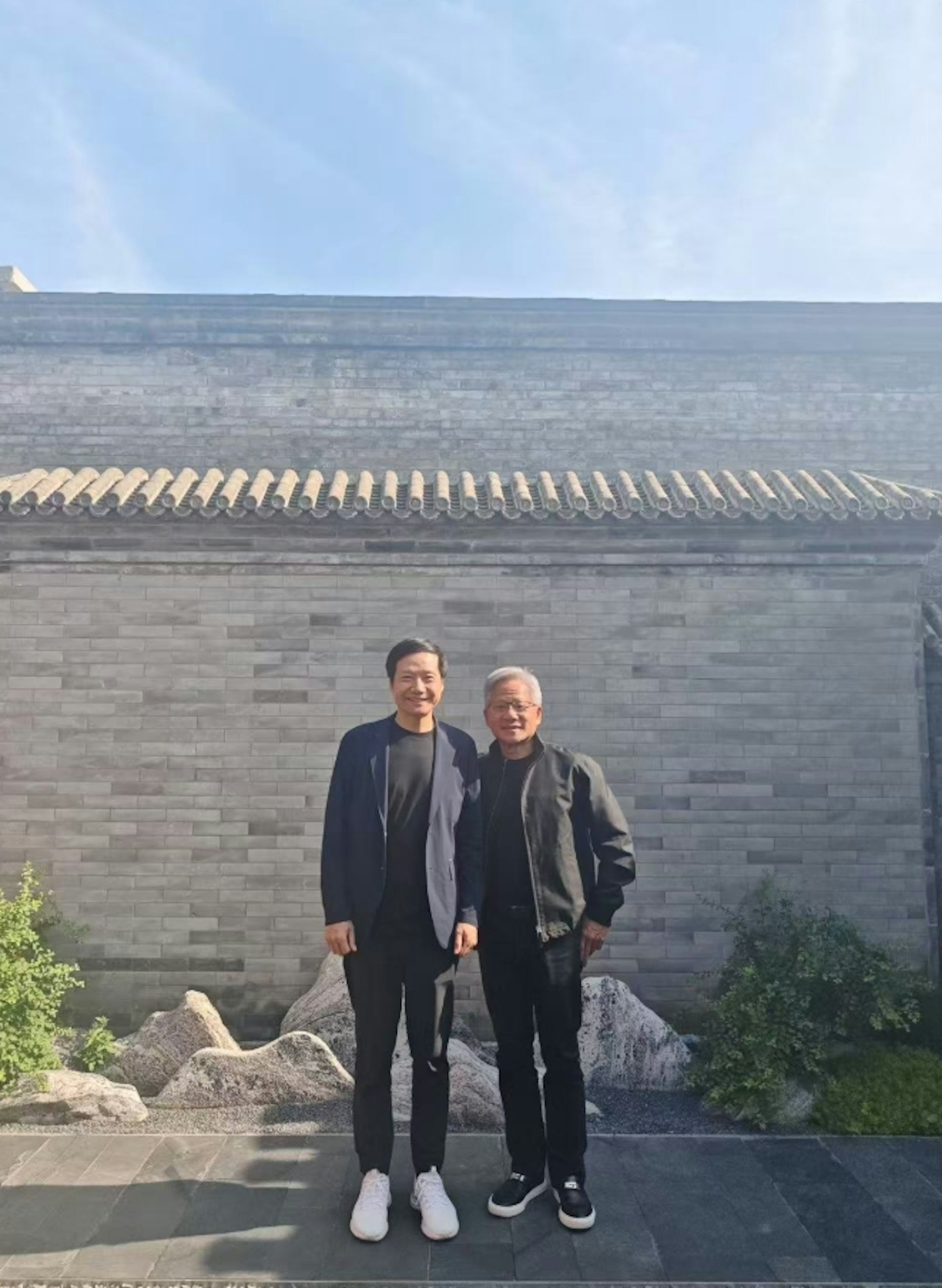 英偉達(Nvidia或NVDA,又名輝達)行政總裁黃仁勳抵達北京,為年內第三次現身中國大陸。在7月14日,他與小米集團創始人雷軍的合照流出。(網絡圖片) 英偉達(Nvidia或NVDA,又名輝達)行政總裁黃仁勳抵達北京,為年內第三次現身中國大陸。在7月14日,他與小米集團創始人雷軍的合照流出。(網絡圖片)